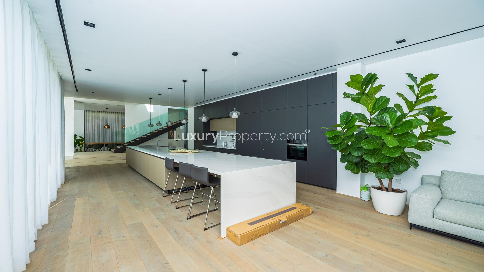 Luxurious living room in Pearl Jumeirah villa with elegant decor and modern furnishings