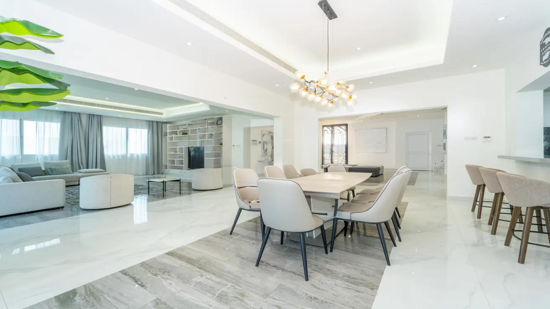 Luxurious living room in Pearl Jumeirah villa, spacious seating and modern decor