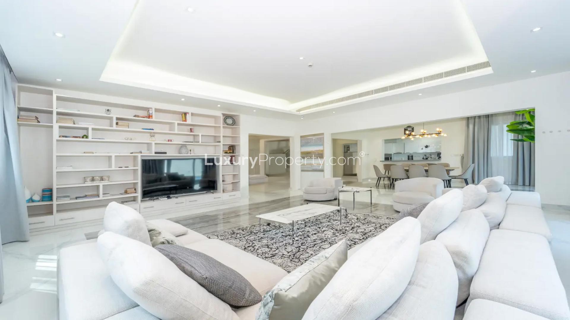 Spacious modern living area in Pearl Jumeirah villa for sale, marble floors, elegant decor