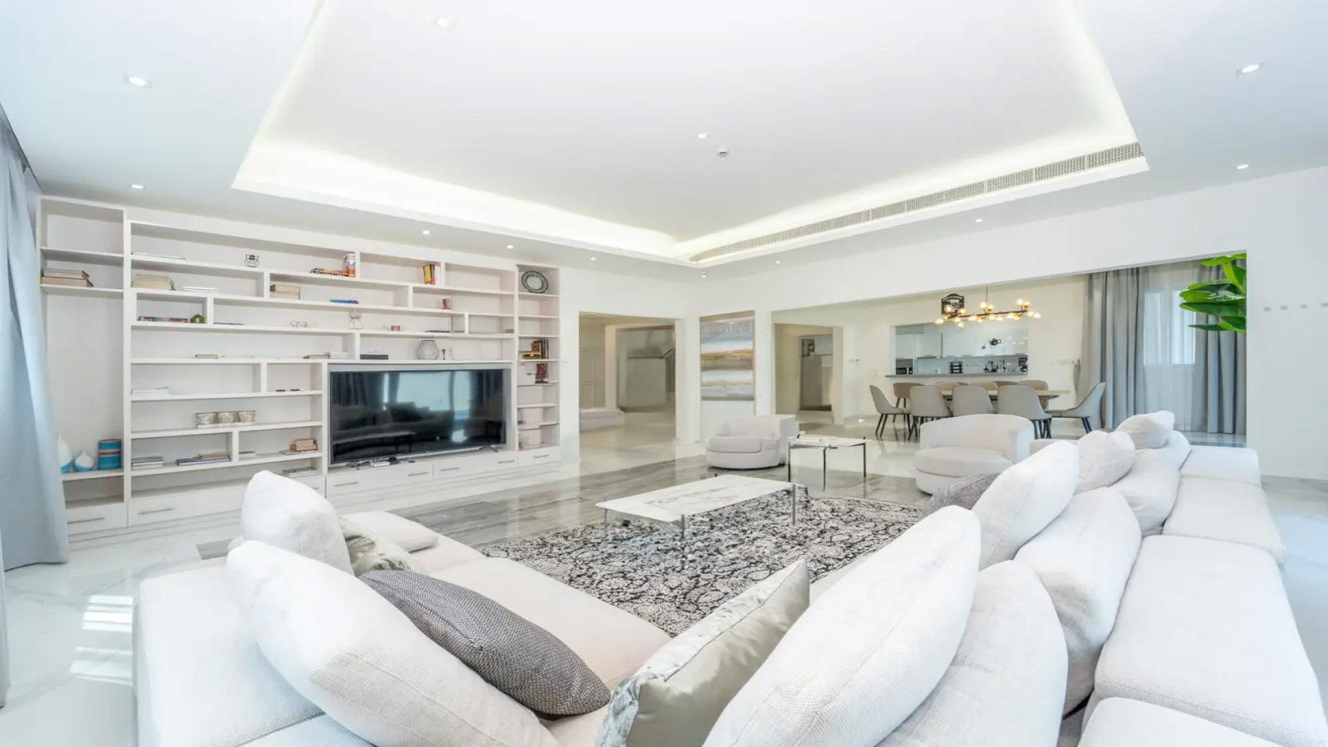 Spacious modern living area in Pearl Jumeirah villa for sale, marble floors, elegant decor