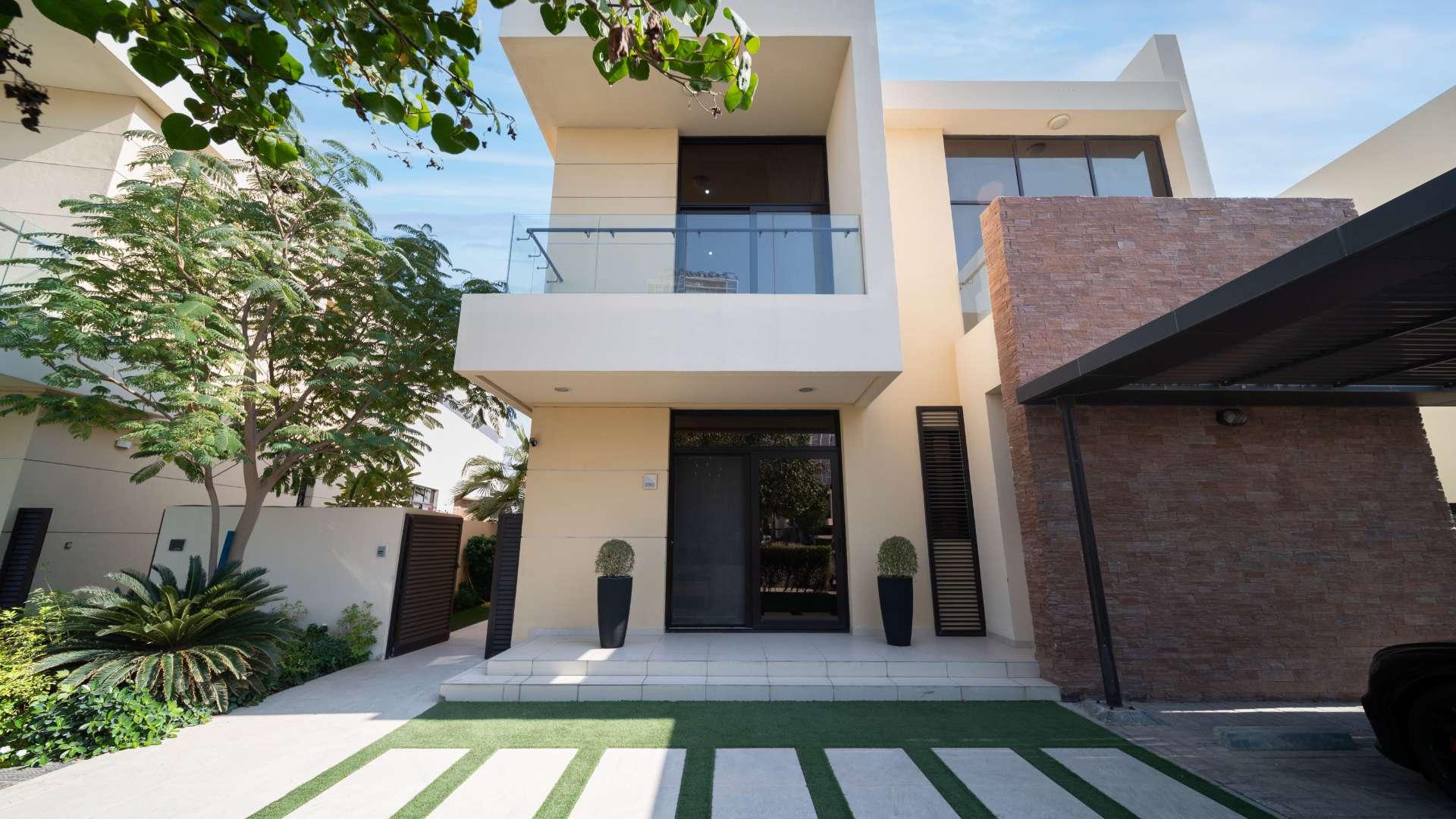 Stylish villa pool with golf course views in Damac Hills, Brookfield community