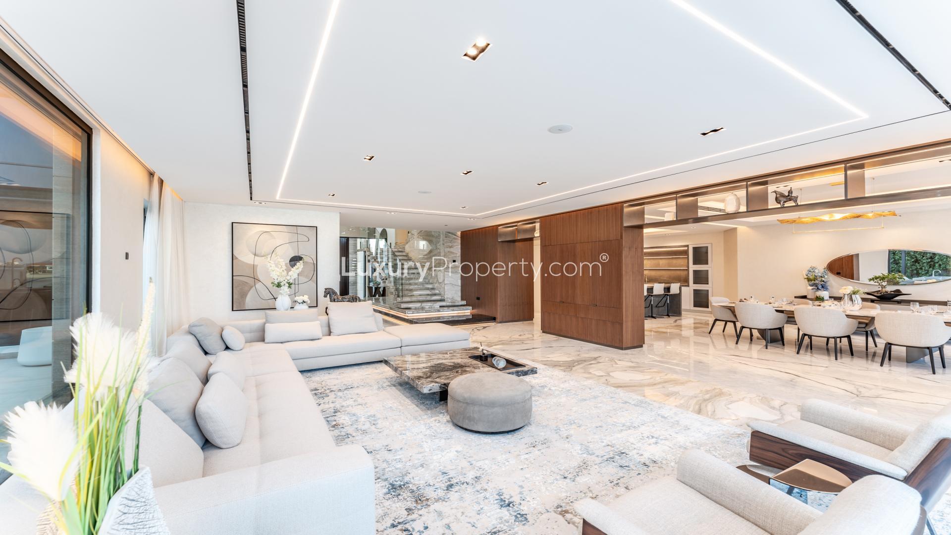 Luxurious Palm Jumeirah villa with private pool and stunning waterfront view at sunset