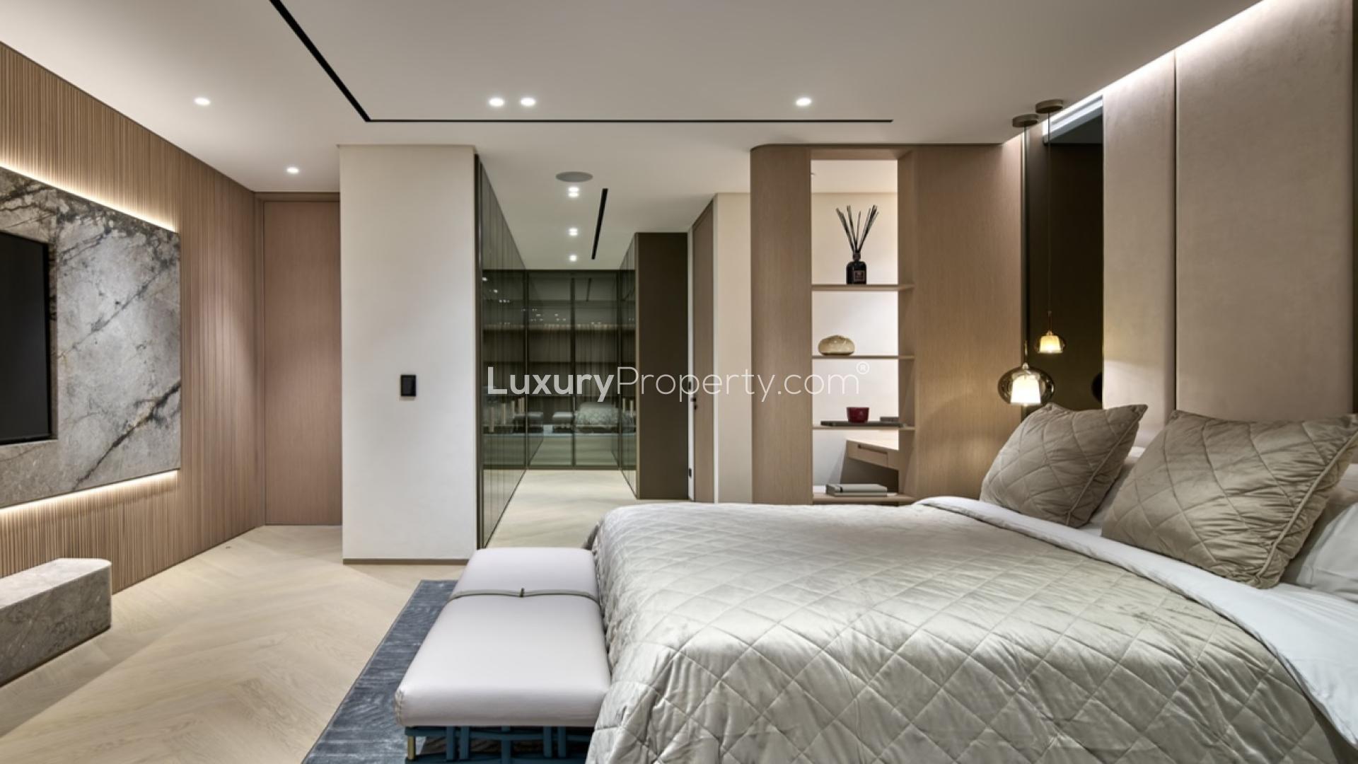 Luxurious Palm Jumeirah villa with private pool and waterfront view on Frond for sale