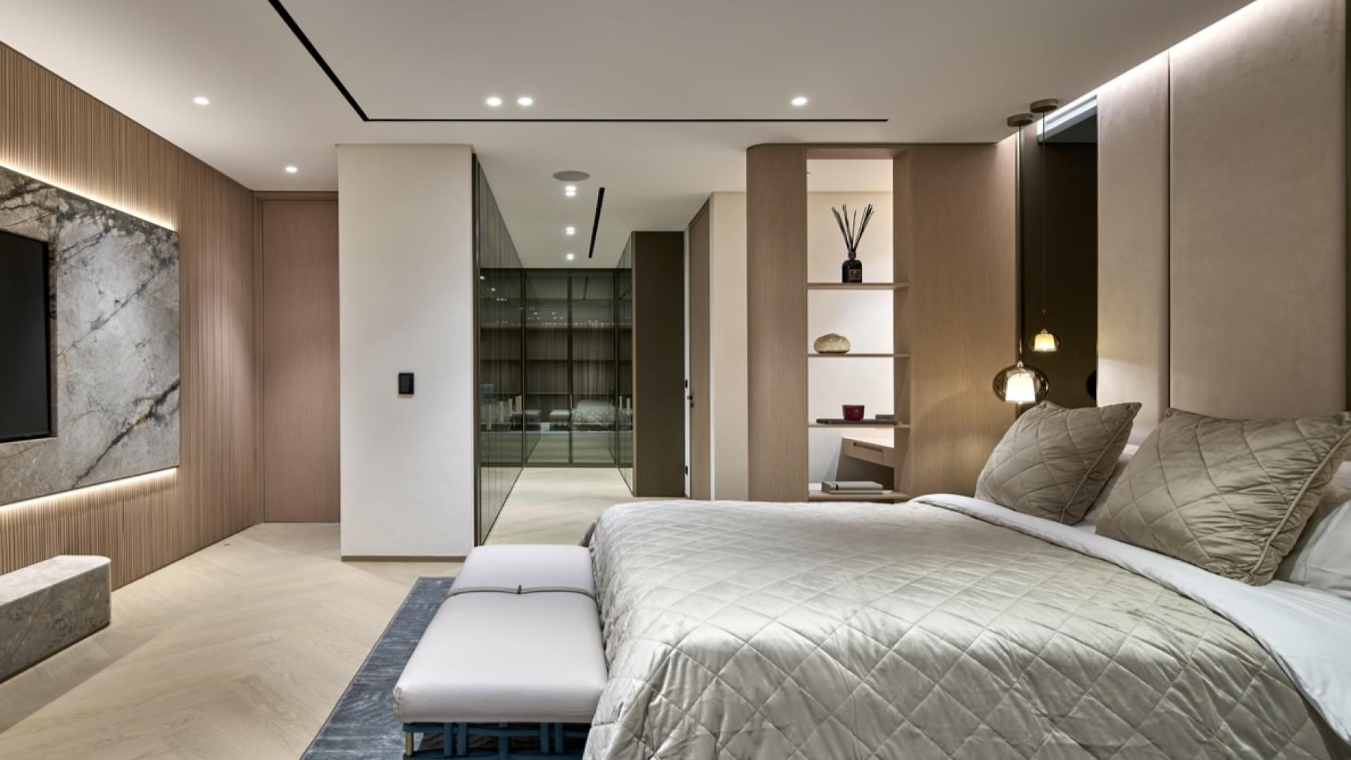 Luxurious Palm Jumeirah villa with private pool and waterfront view on Frond for sale