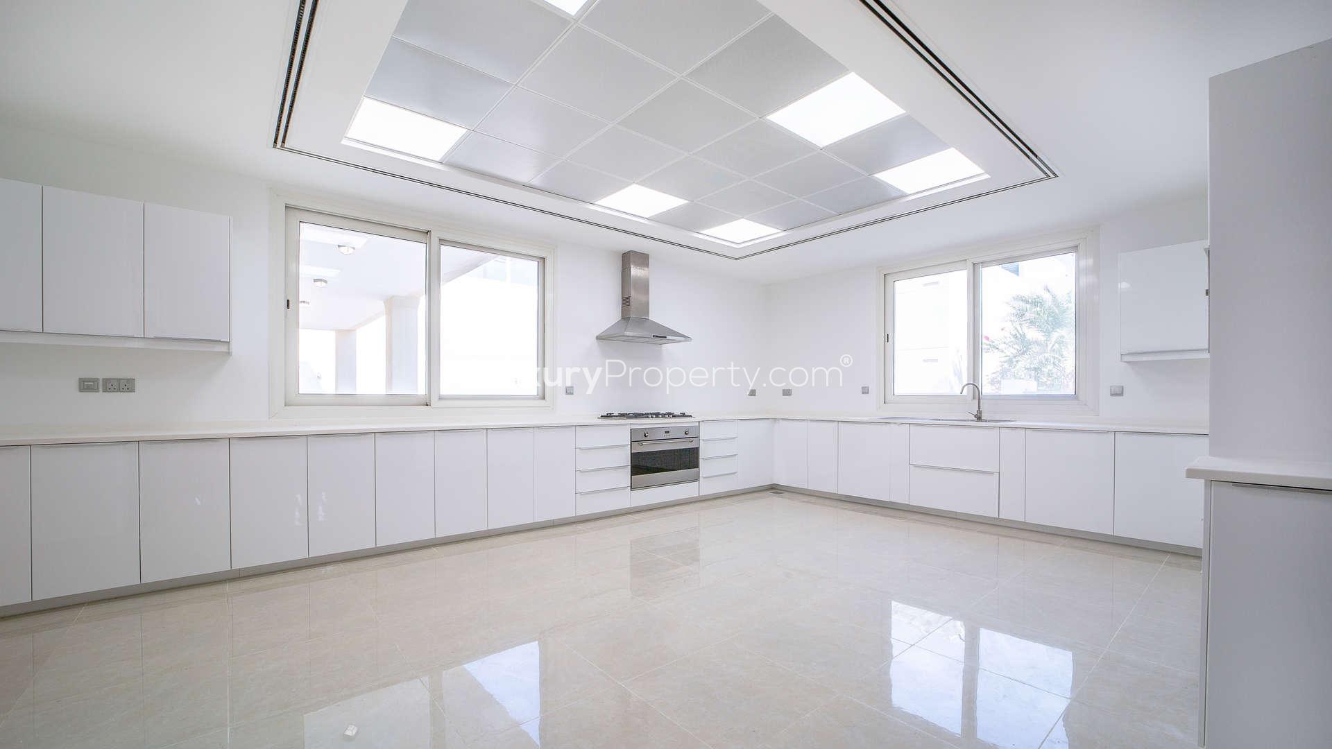 Modern kitchen in 5-bedroom villa, The Sustainable City, Dubailand. Spacious, bright design