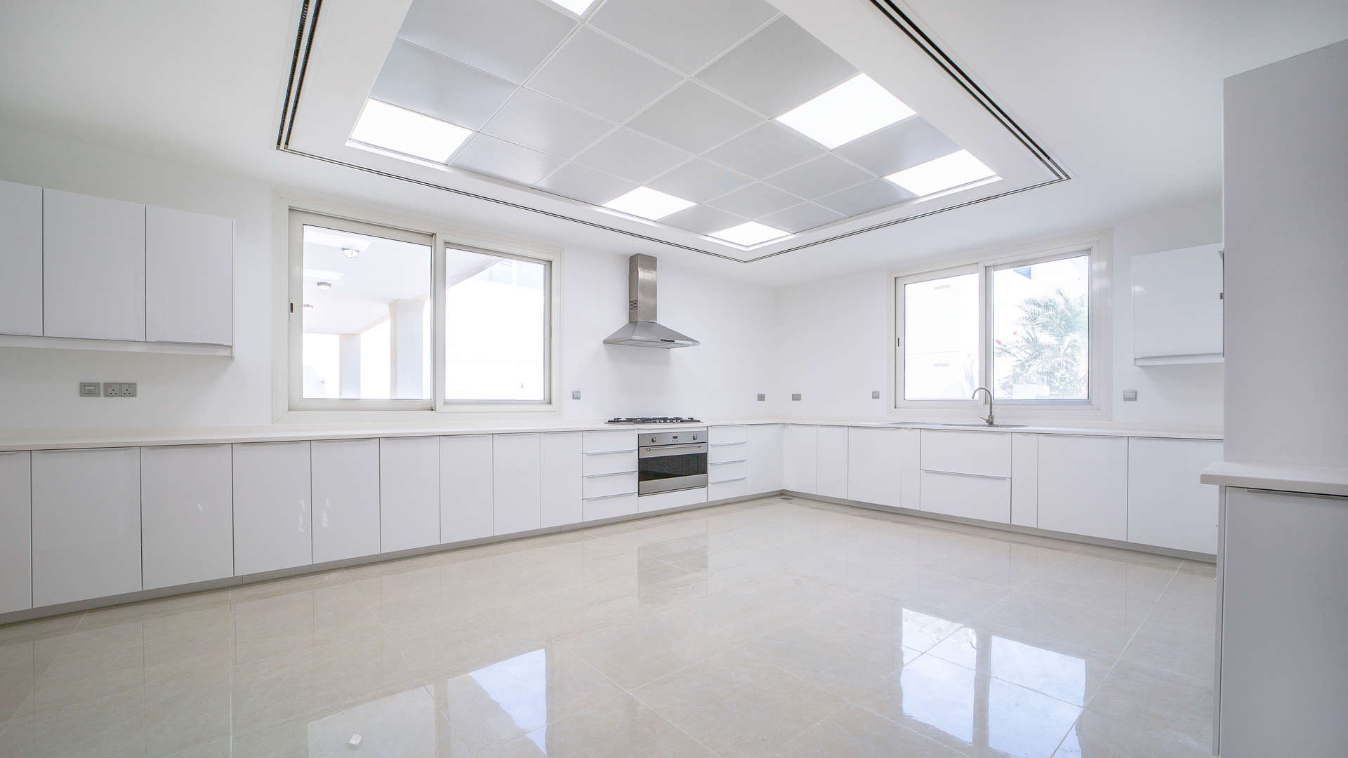 Modern kitchen in 5-bedroom villa, The Sustainable City, Dubailand. Spacious, bright design