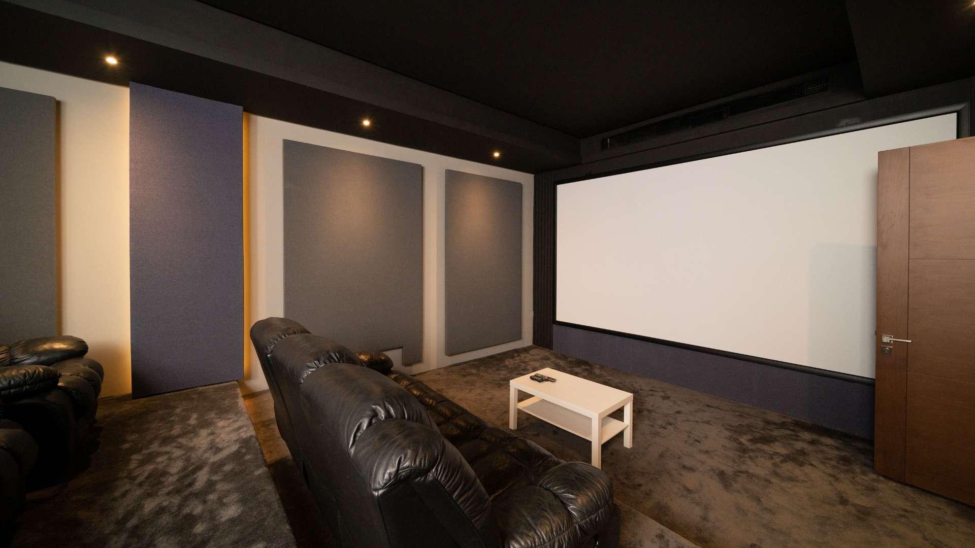 Modern villa with pool and garden in Jumeirah Golf Estates, Earth community