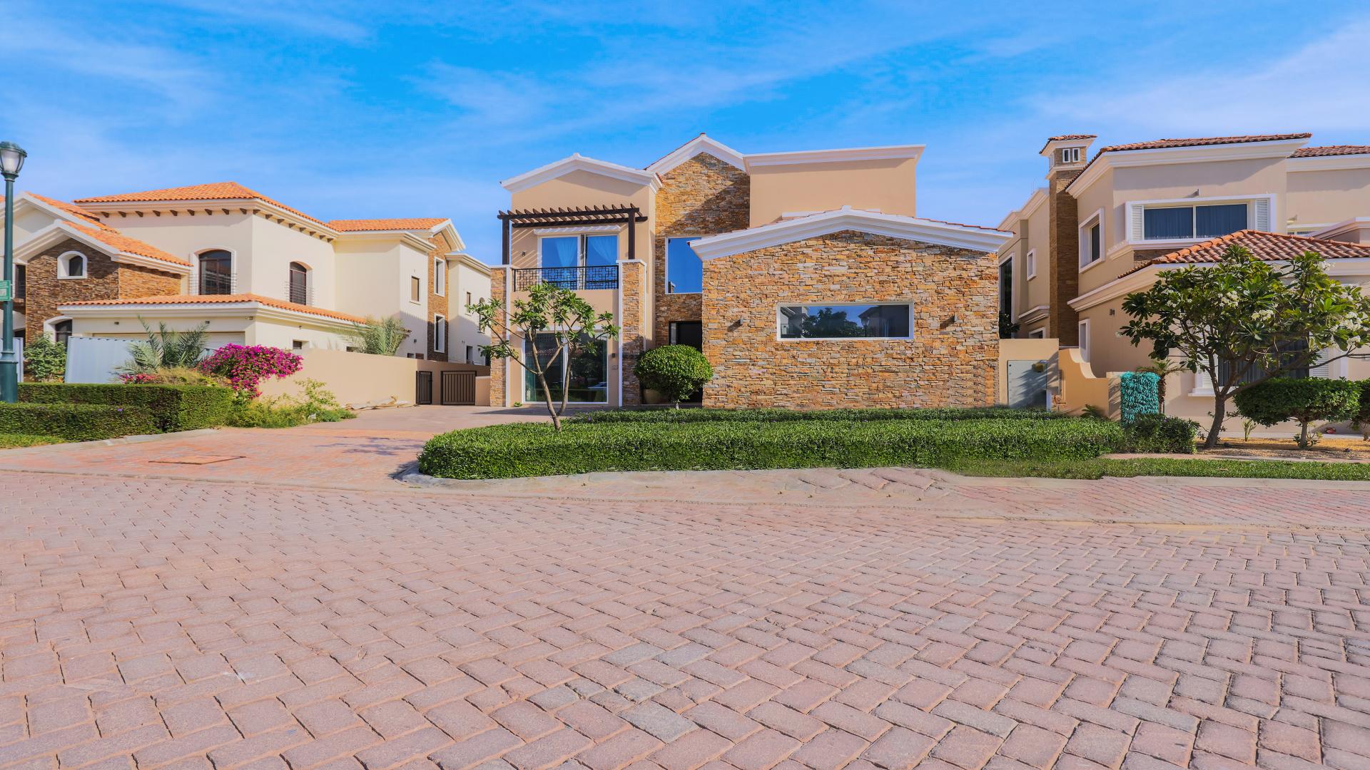 Bespoke 5-bedroom villa with landscaped garden in Jumeirah Golf Estates, Earth community