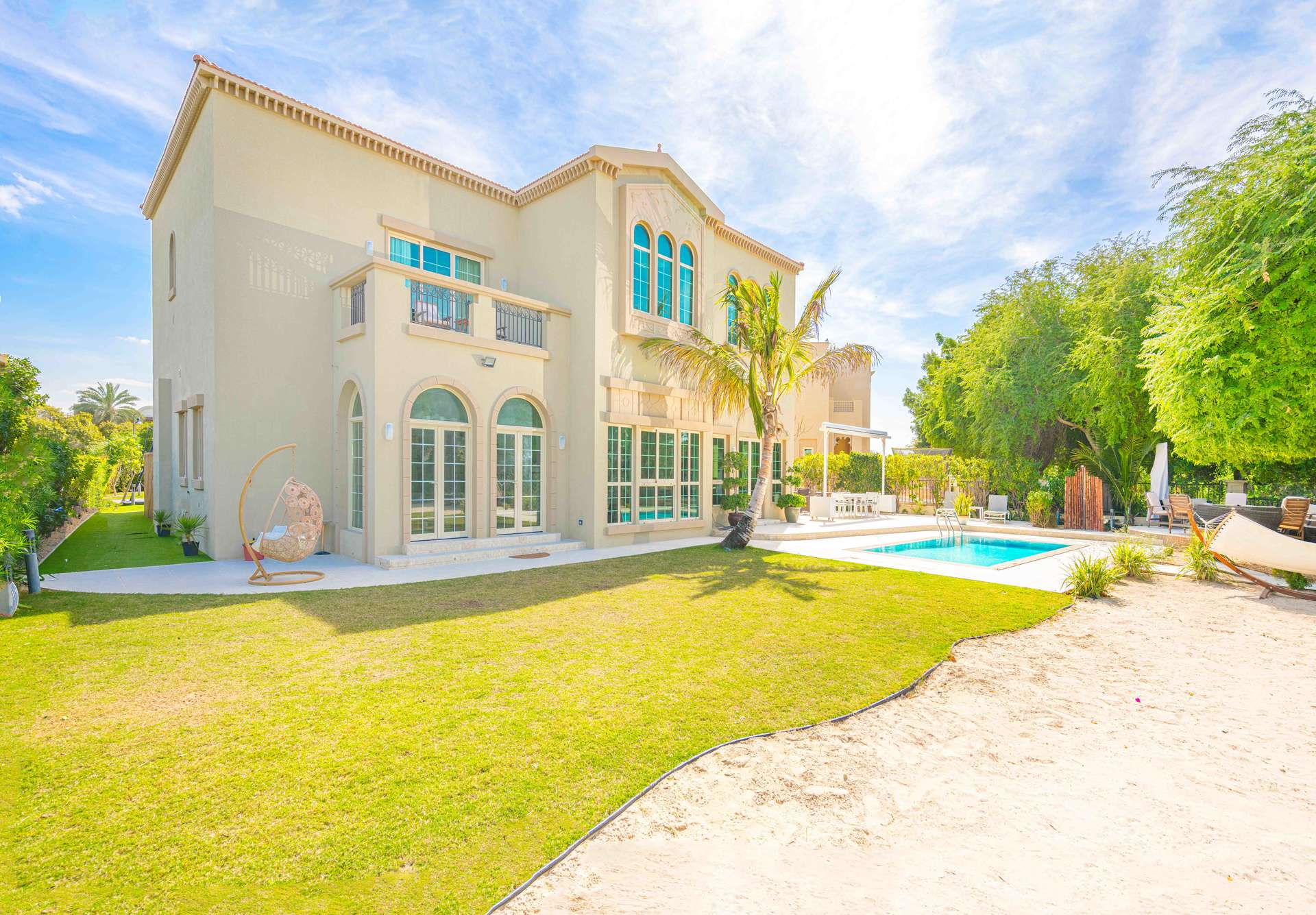 Elegant 5-bedroom villa with pool in Jumeirah Islands' European Clusters, available for rent