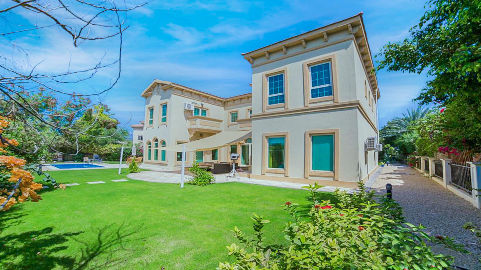 Exquisite 5-bedroom villa with private pool in Jumeirah Islands, European Clusters community