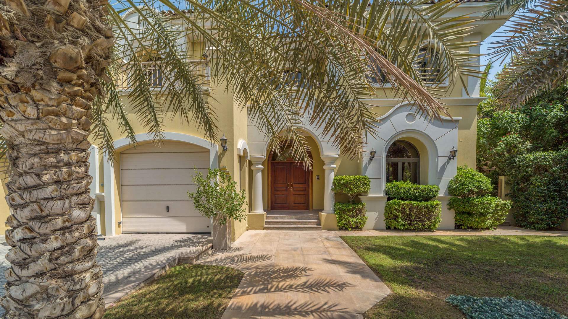 Five-bedroom villa on Palm Jumeirah beach with garden and Atlantis views for sale