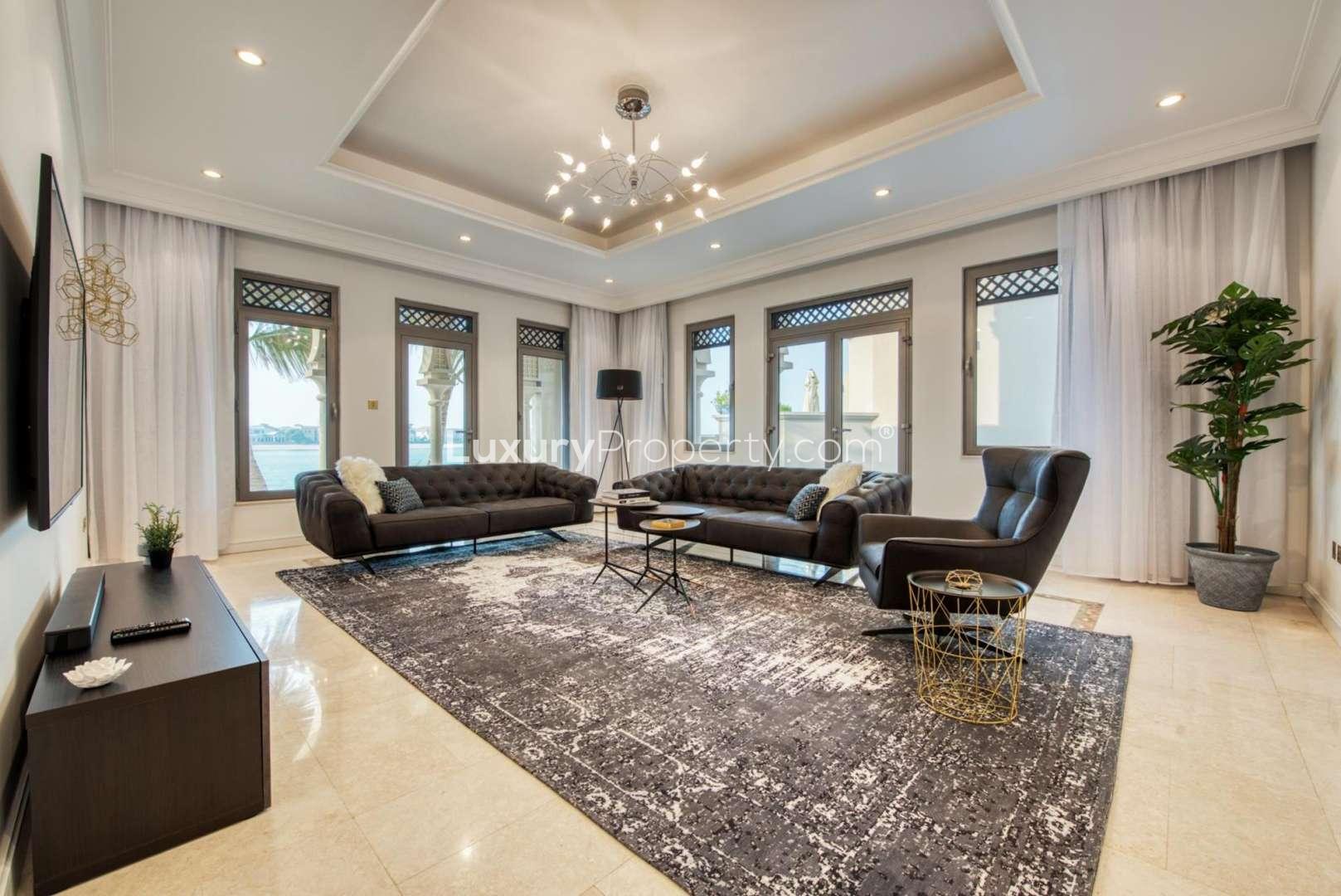 "Luxurious 5-bedroom villa with garden on Palm Jumeirah beachfront for rent.",Luxurious living room in Palm Jumeirah Garden Home Villa, spacious and elegantly furnished