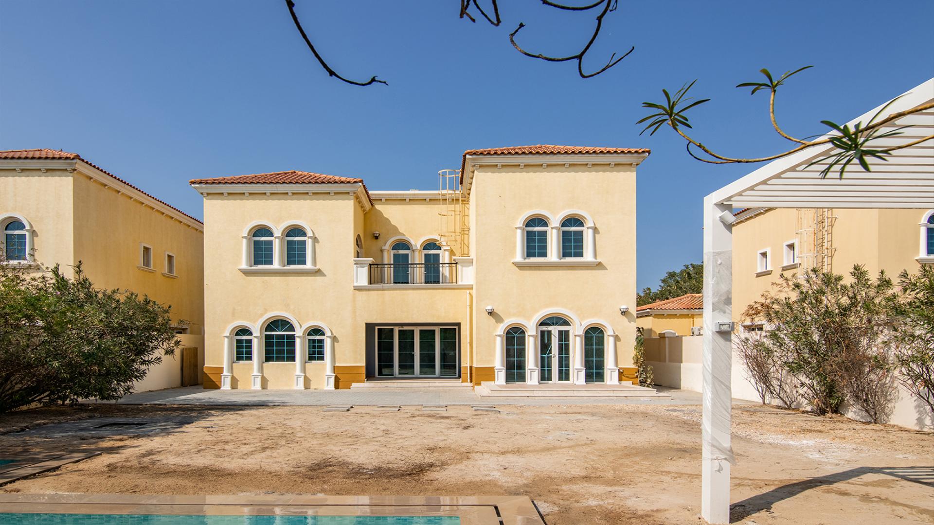 "Legacy 3-bed villa exterior in Jumeirah Park with private pool and prime location.",Legacy 3-Bed Villa with Private Pool in Jumeirah Park, available for rent