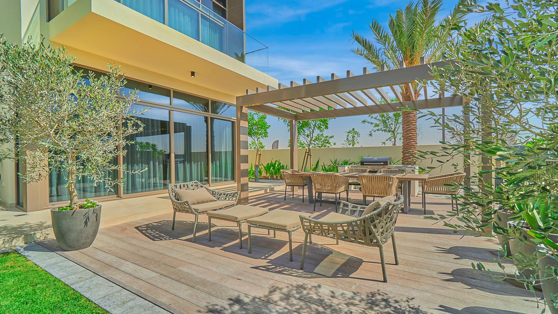 Contemporary living room in Dubai Hills Estate villa, spacious seating, modern decor, bright lighting