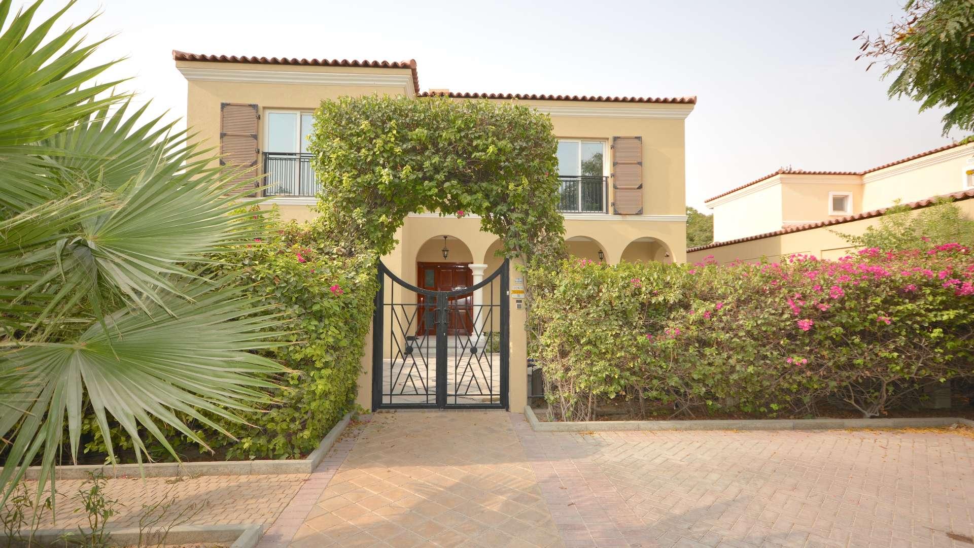 Luxurious villa with private pool for sale in Green Community West, ideal family home