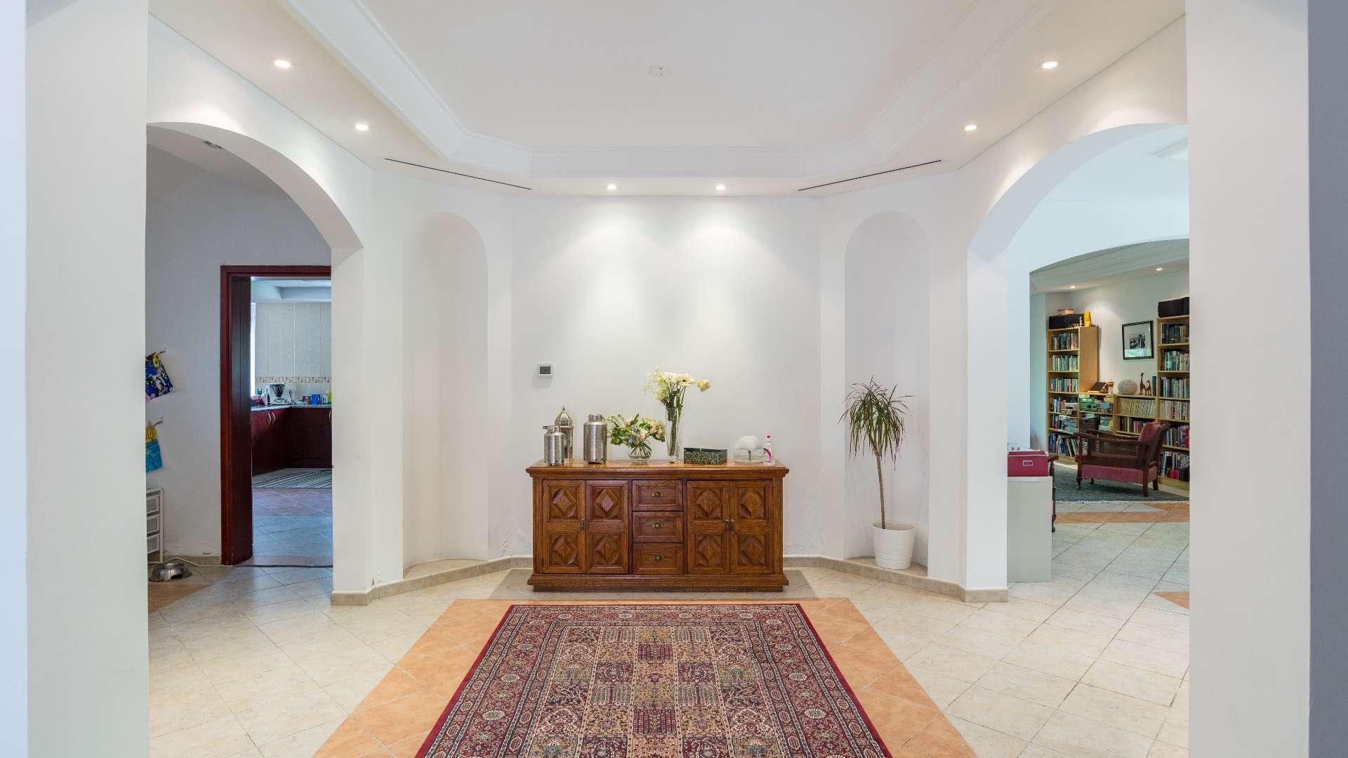 Spacious 5-bedroom corner villa near park in Green Community West for sale