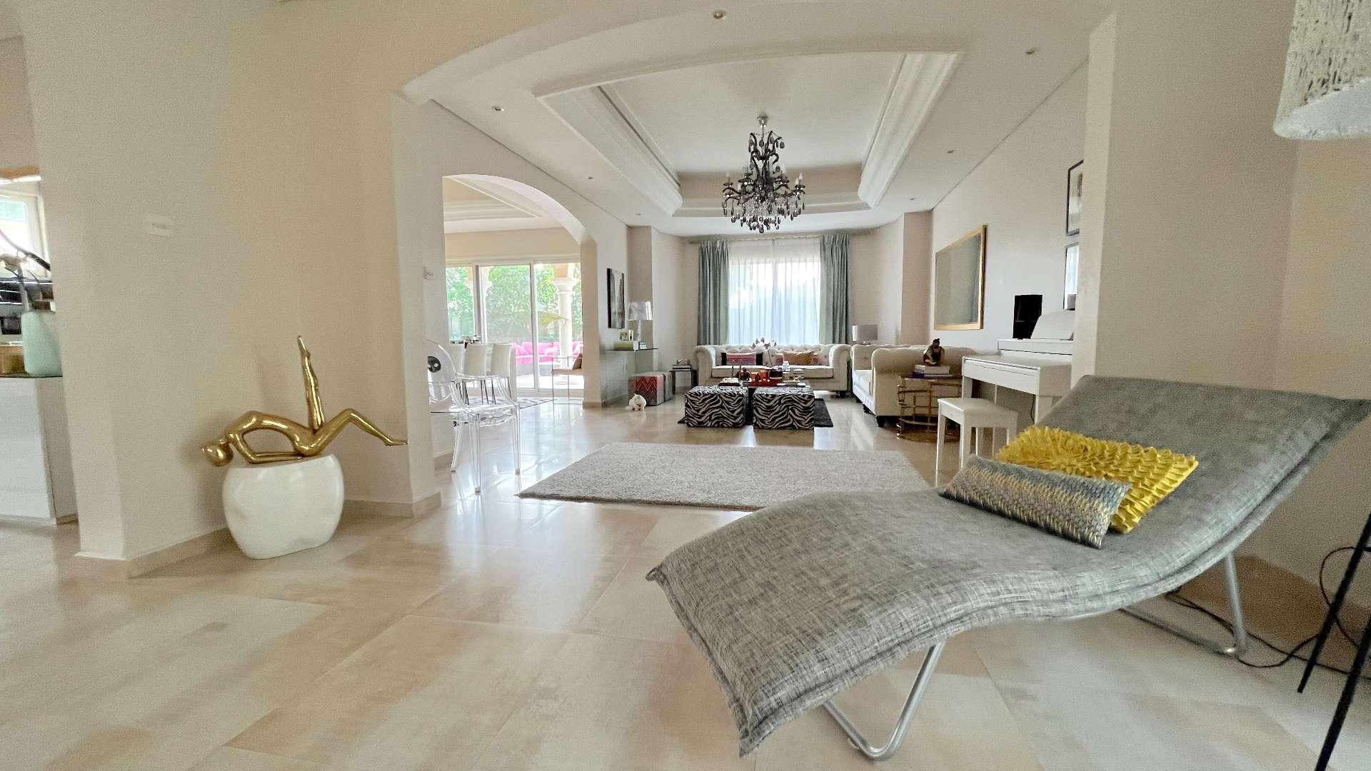 Beautiful upgraded villa patio with garden in Green Community West, for sale