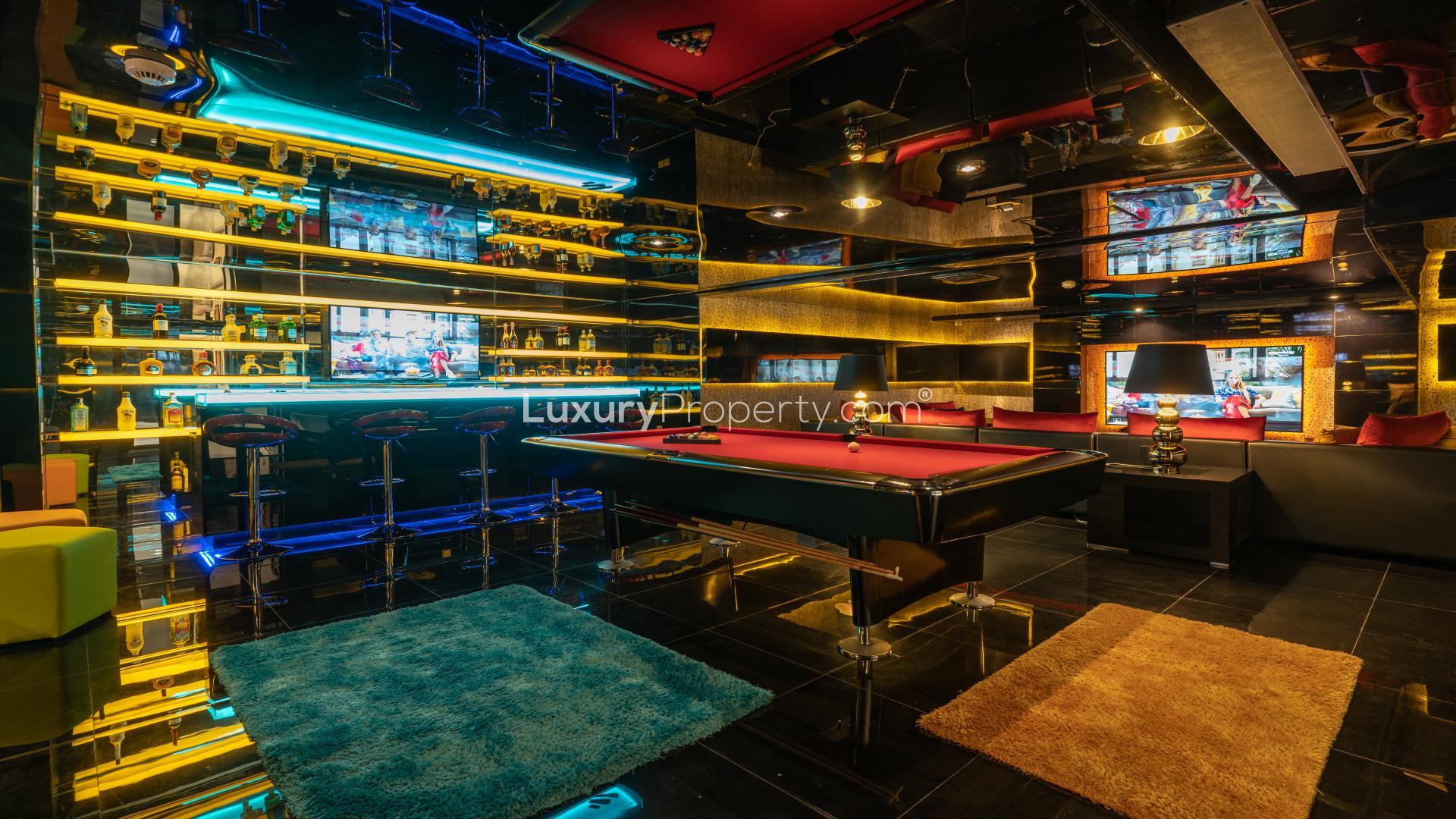 Luxurious waterfront villa with pool in Palm Jumeirah, Kingdom of Sheba community