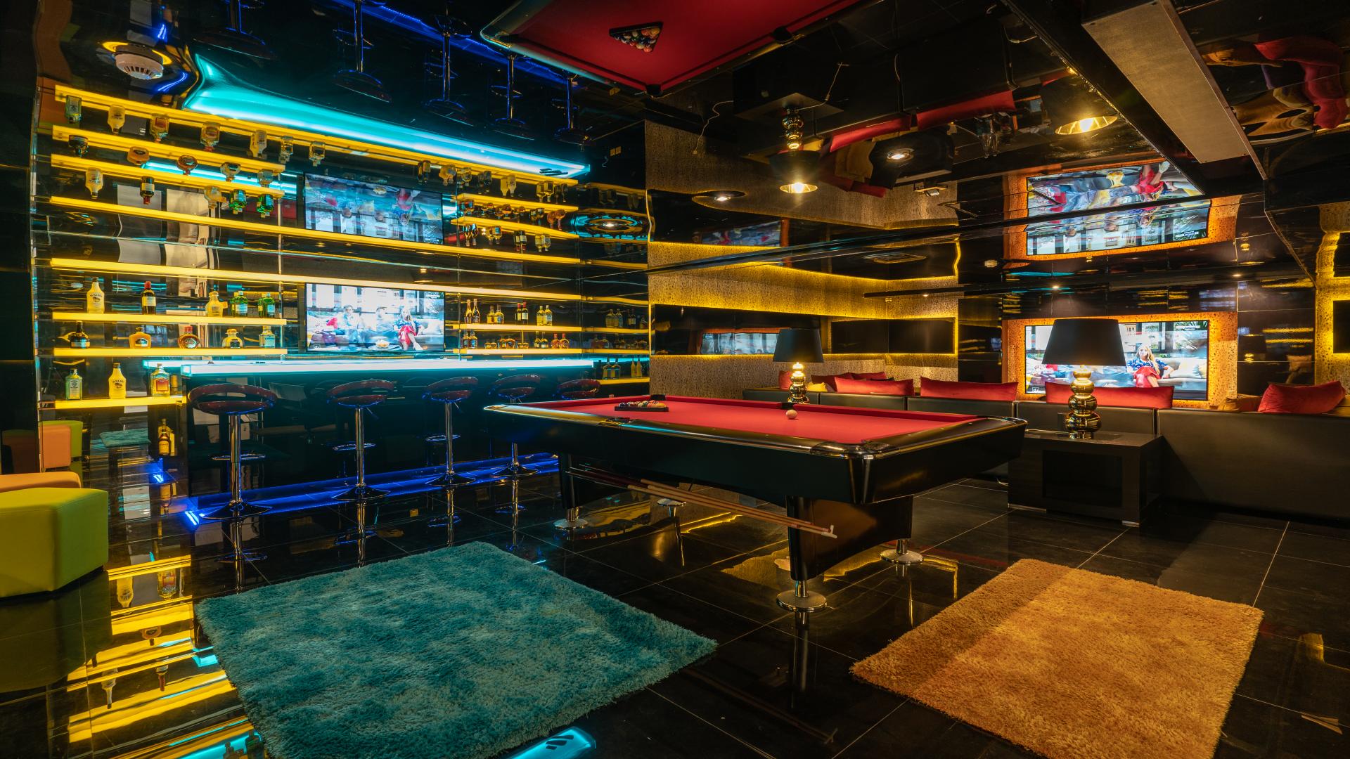 Luxurious waterfront villa with pool in Palm Jumeirah, Kingdom of Sheba community