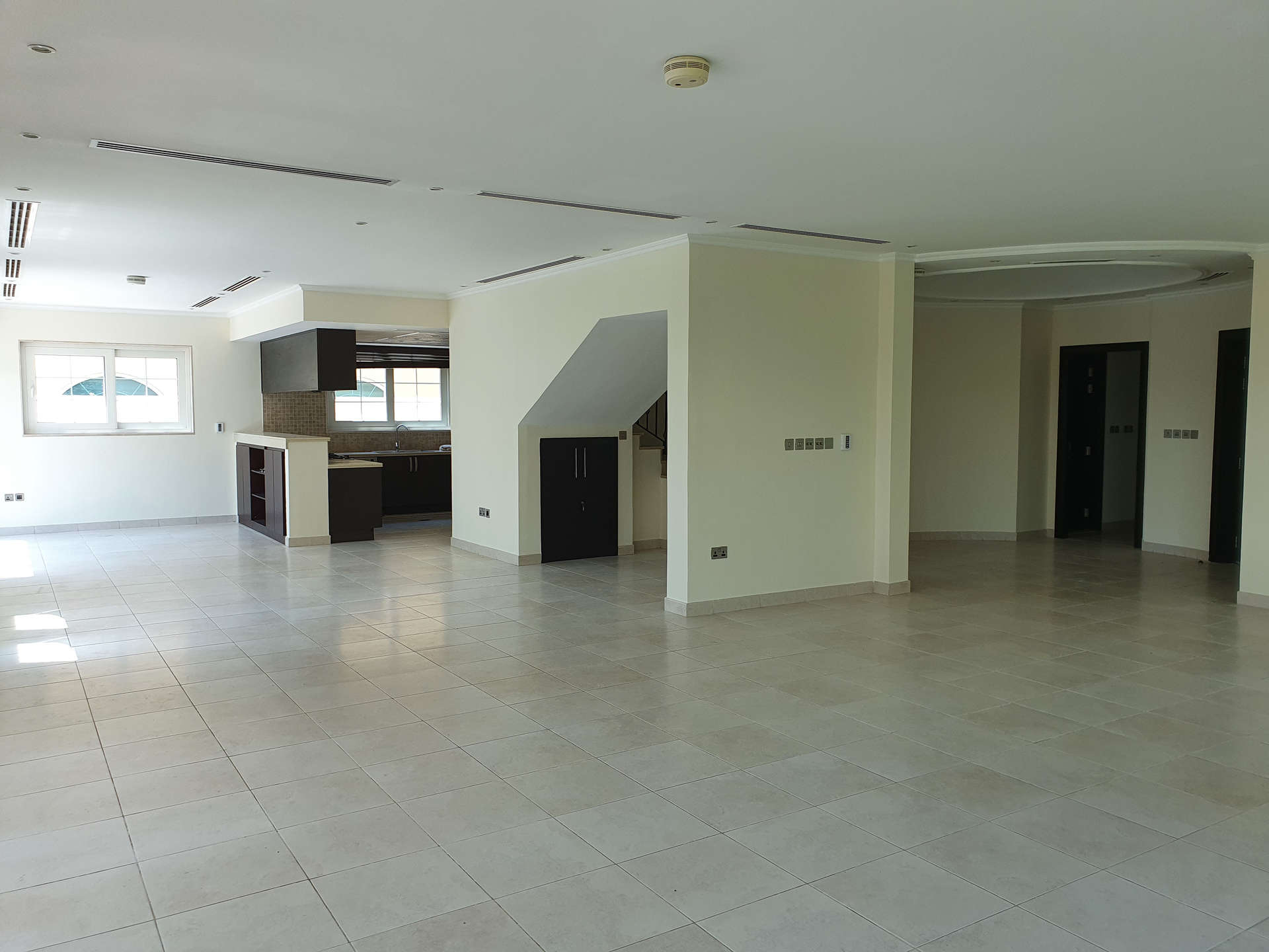 Spacious open-plan living area in Jumeirah Park Legacy villa with modern kitchen