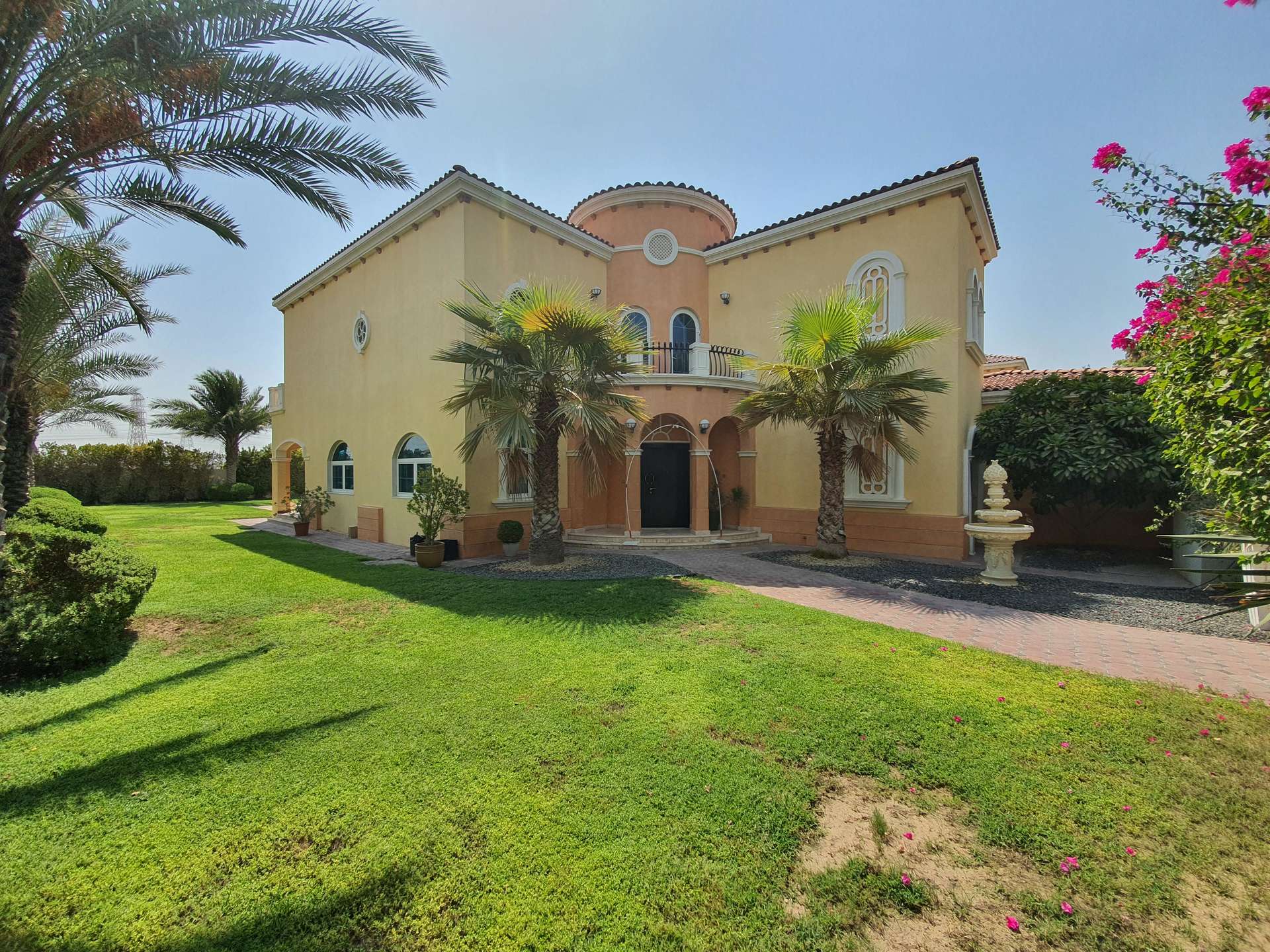 Spacious 5-bed villa with pool in Jumeirah Park's Legacy, Dubai for rent