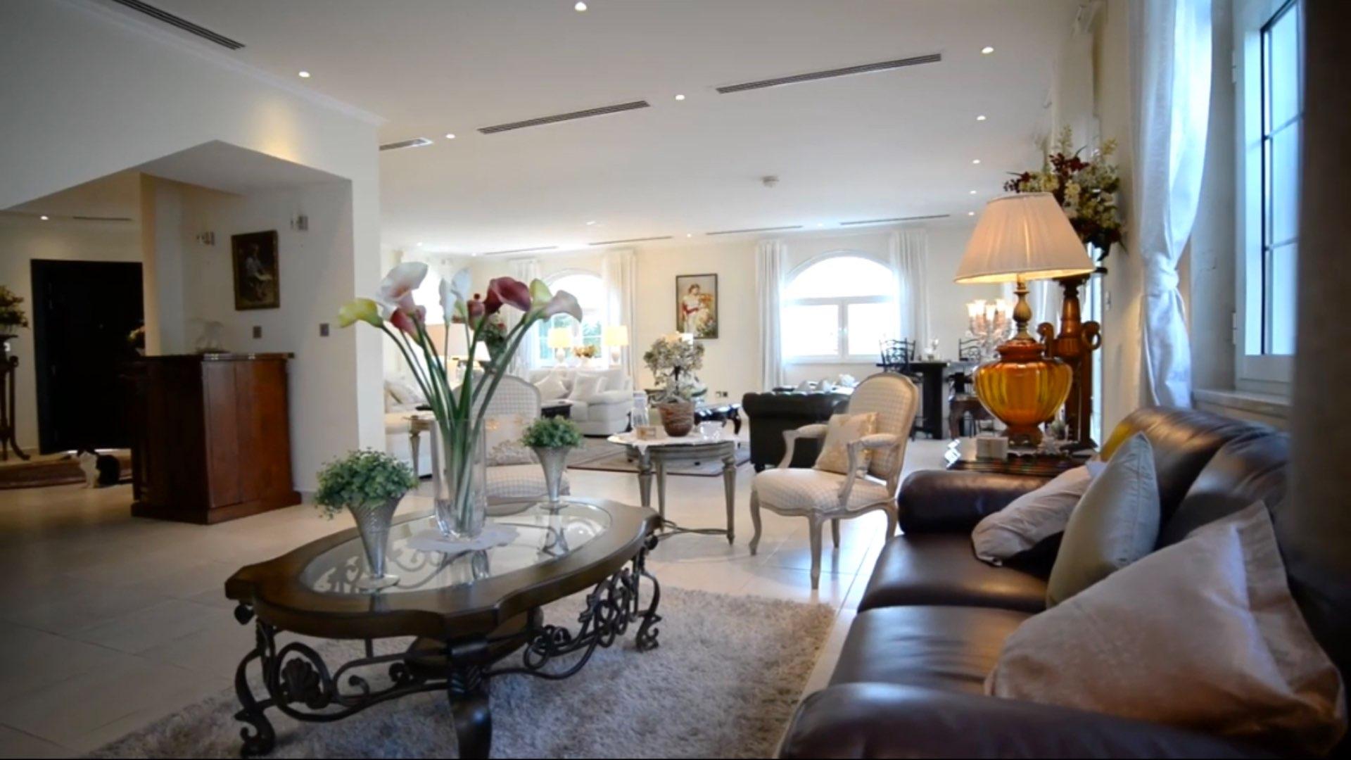 Luxurious living room in 5-bedroom villa, Jumeirah Park Legacy, elegant decor, spacious layout