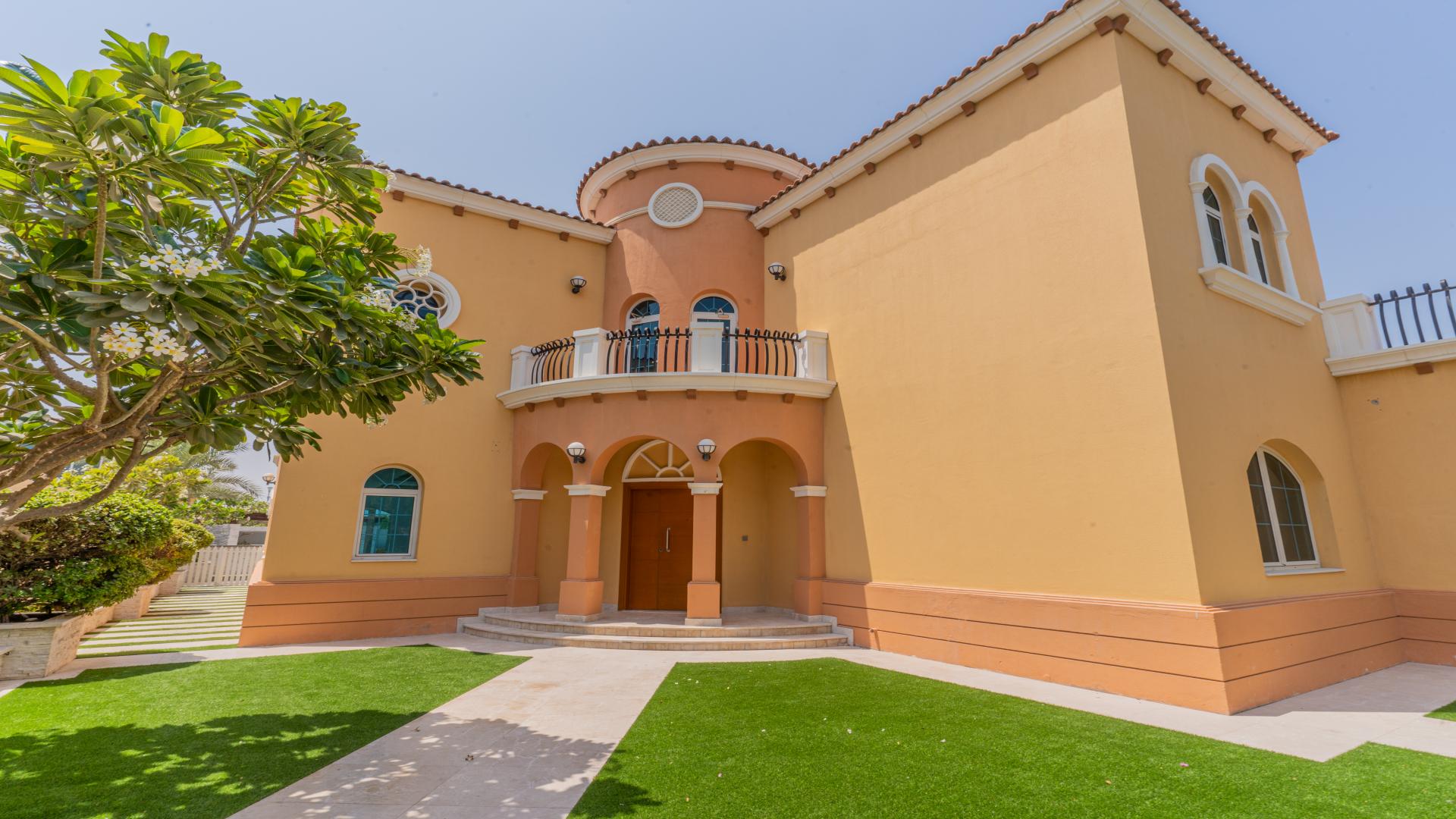 Luxurious Jumeirah Park villa with private pool and garden in Legacy sub-community