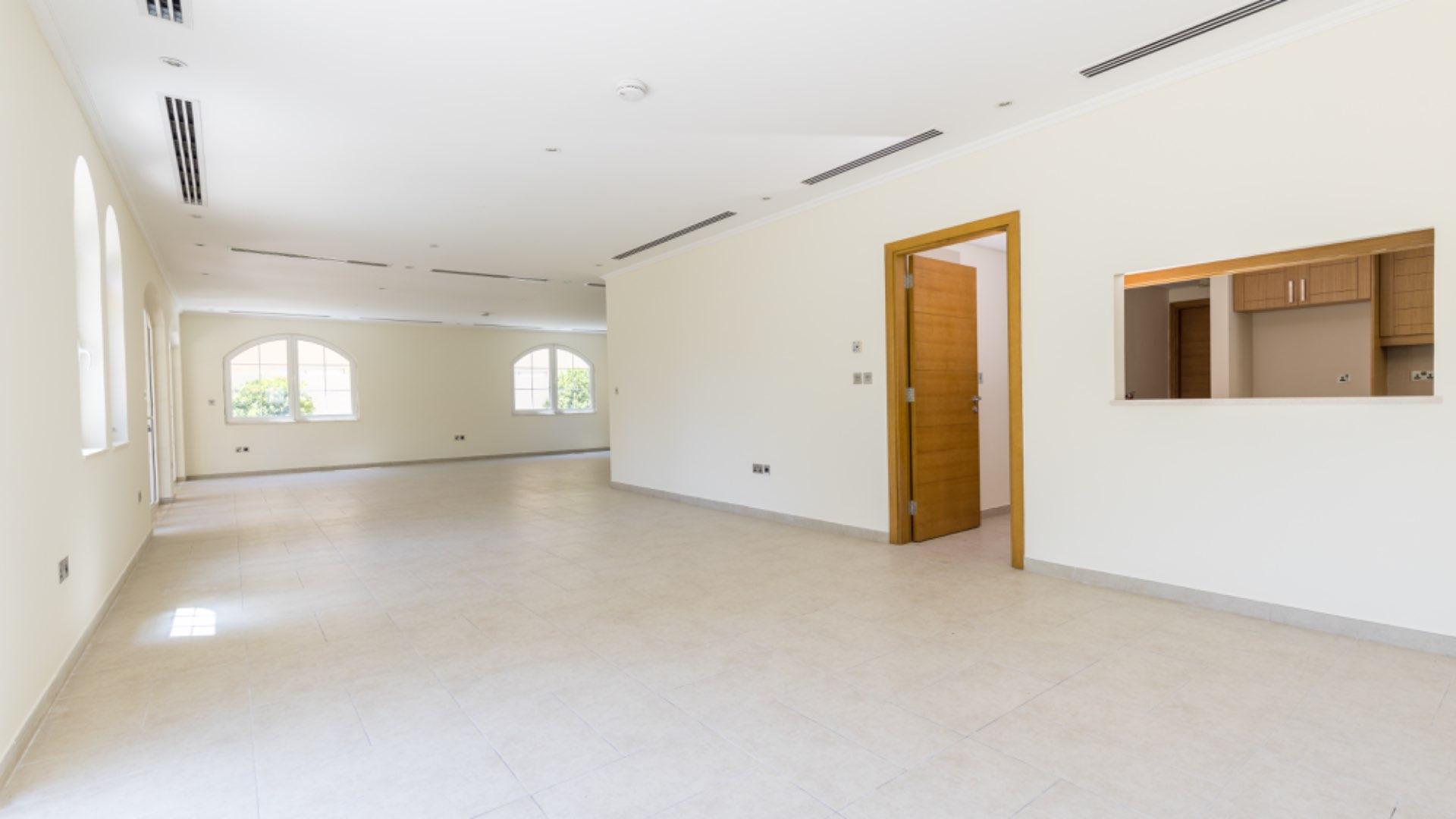Spacious living room with garden view in Jumeirah Park Legacy villa for sale