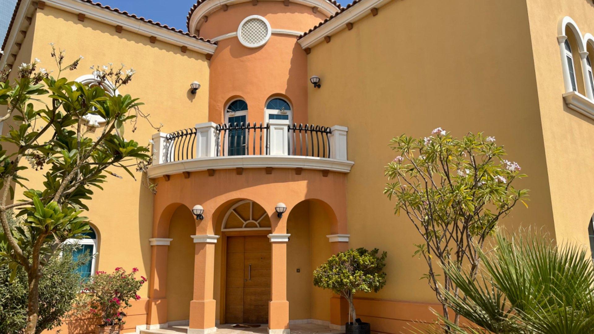 Beautiful 5-bedroom villa with private pool in Jumeirah Park, Legacy community for sale