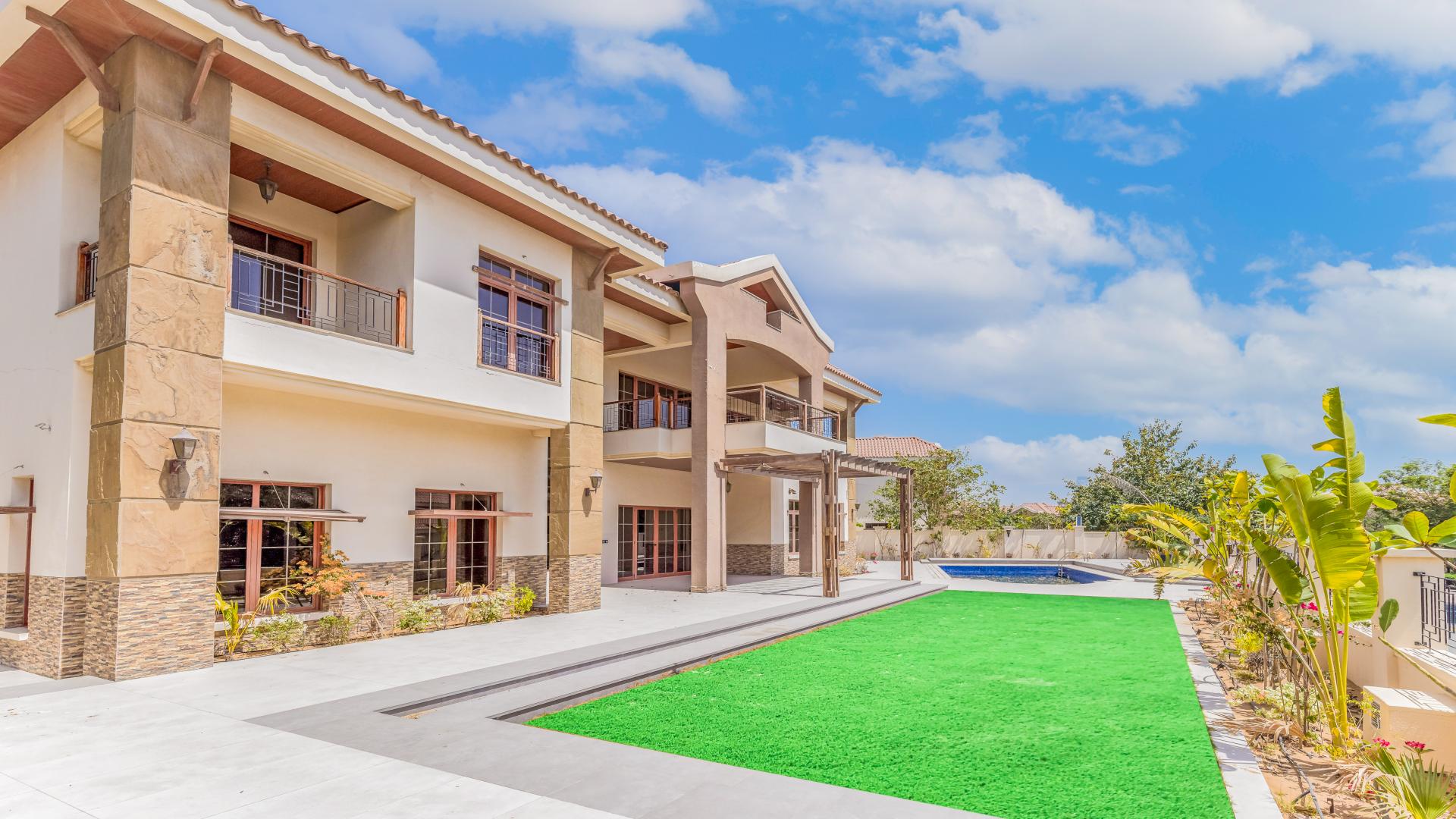 Gorgeous 5-bedroom villa with pool in Jumeirah Islands, The Mansions, for sale