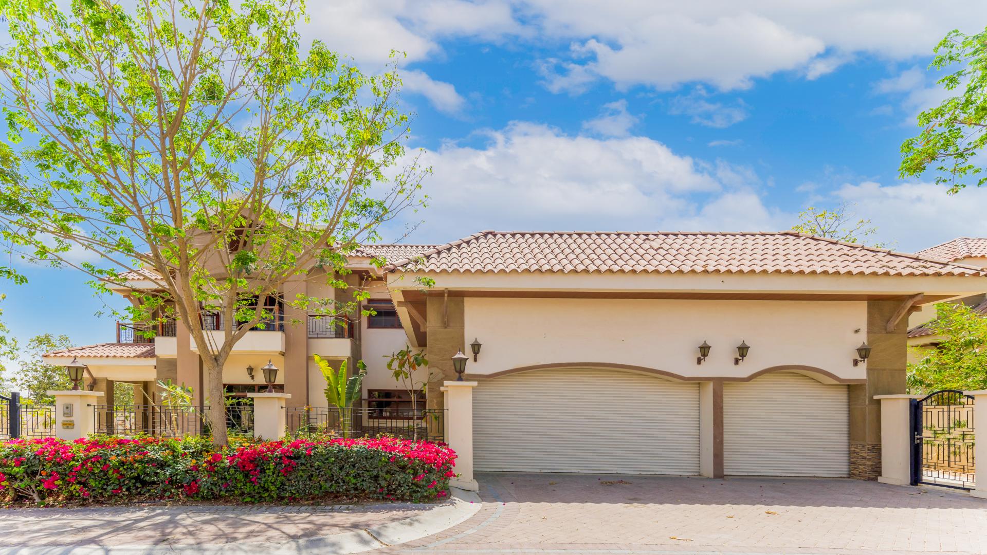 Gorgeous Jumeirah Islands mansion with landscaped garden and pool, villa for sale