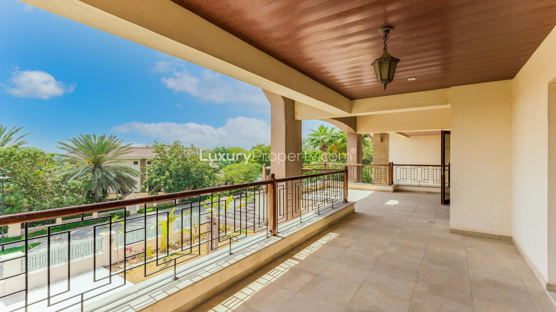 Gorgeous five-bedroom villa with upgraded garden in Jumeirah Islands, The Mansions, for sale