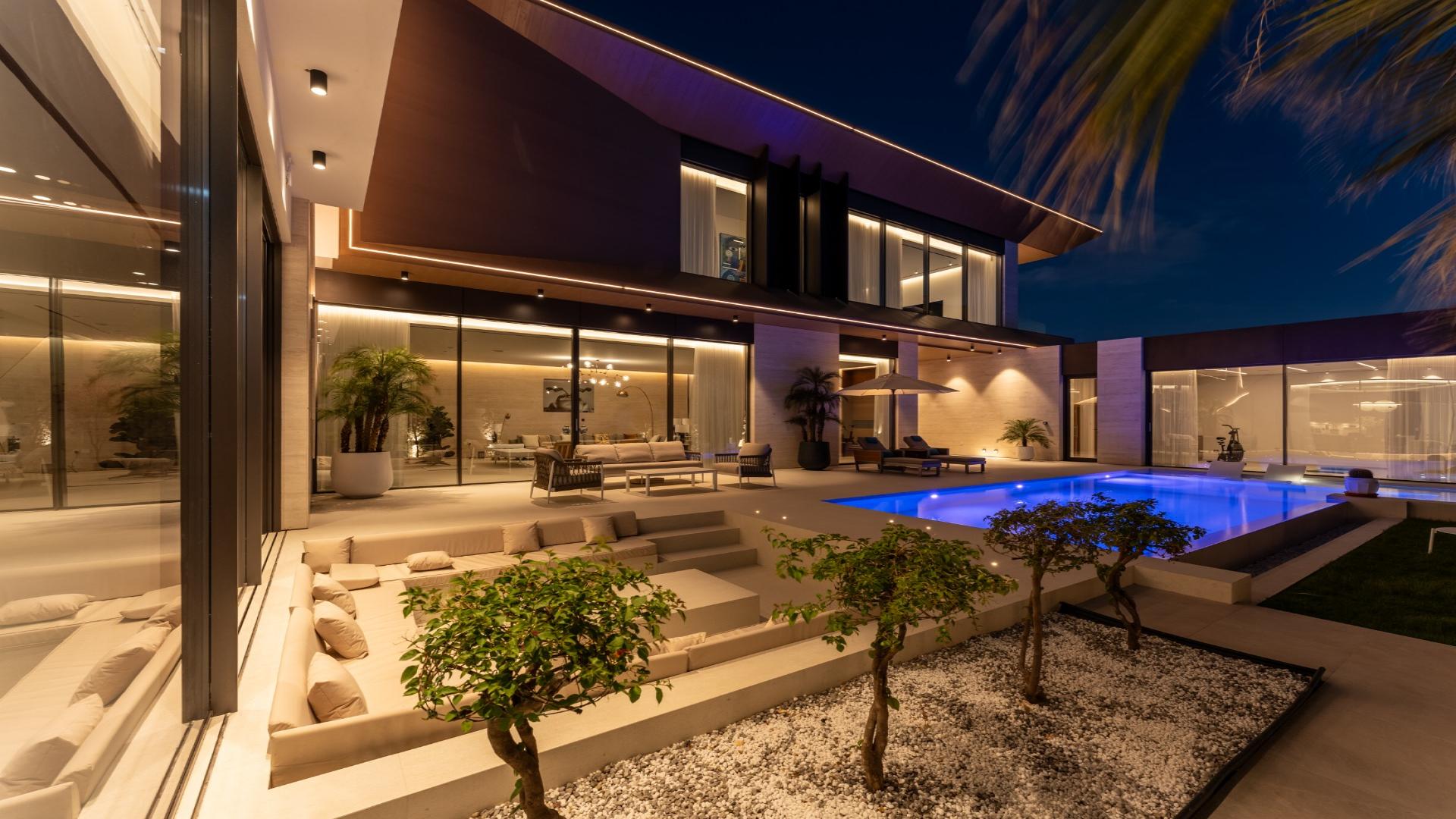 Modern luxury villa with pool in Pearl Jumeirah, near Nikki Beach, for sale