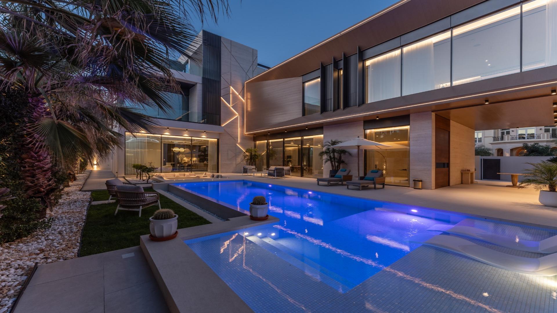 5 bedroom villa in Pearl Jumeirah