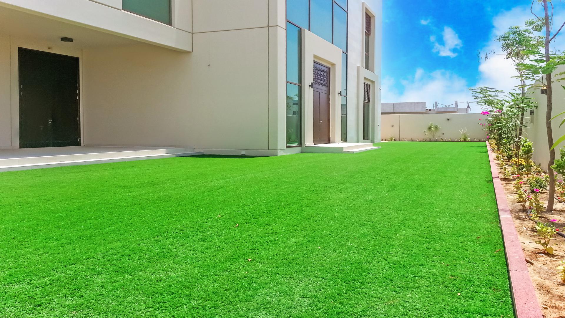 Spacious garden of 5-bedroom villa in Meydan Gated Community, Dubai, for sale