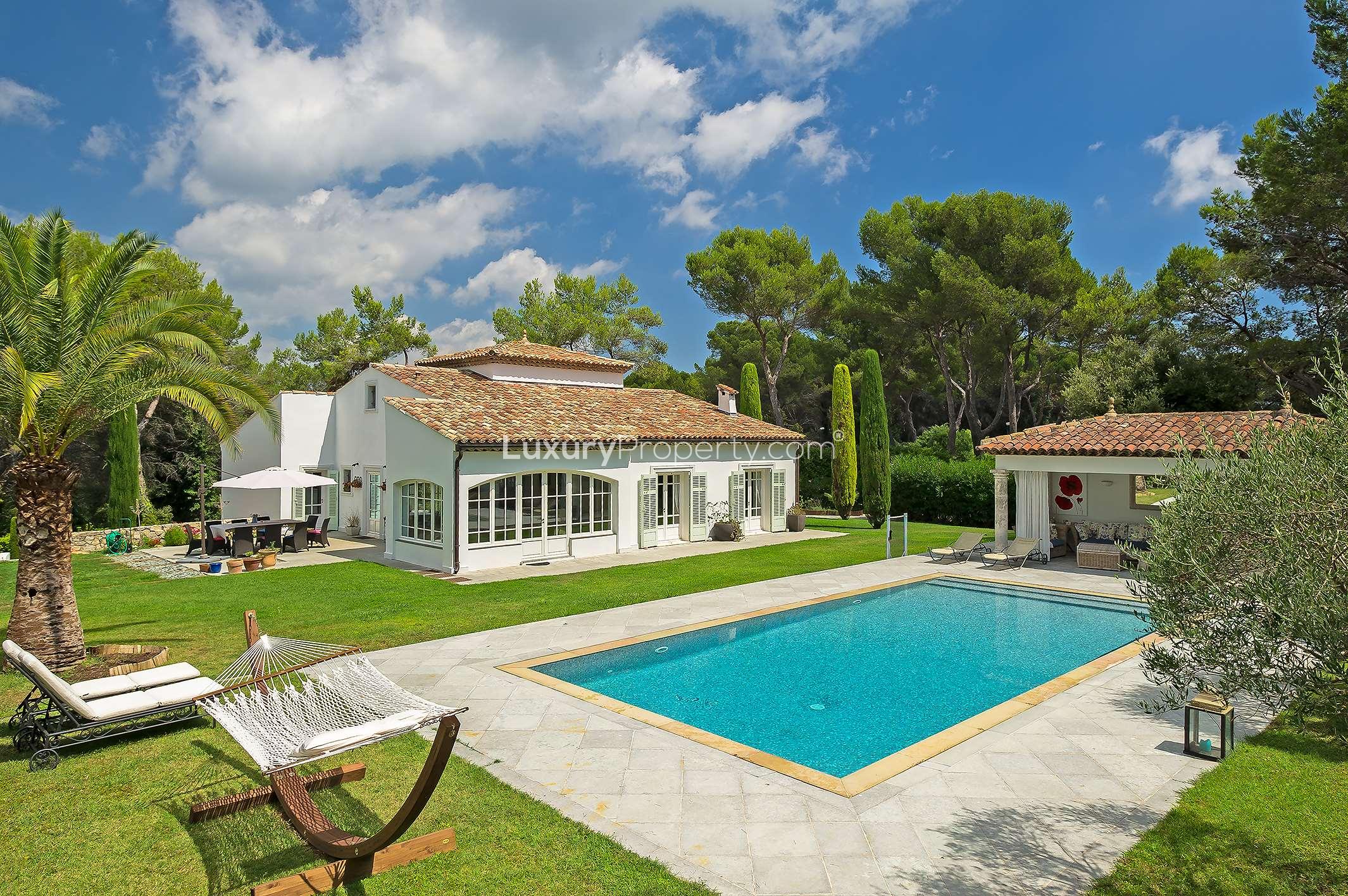 Luxurious 5-bedroom villa with pool in Mougins, French Riviera, for sale