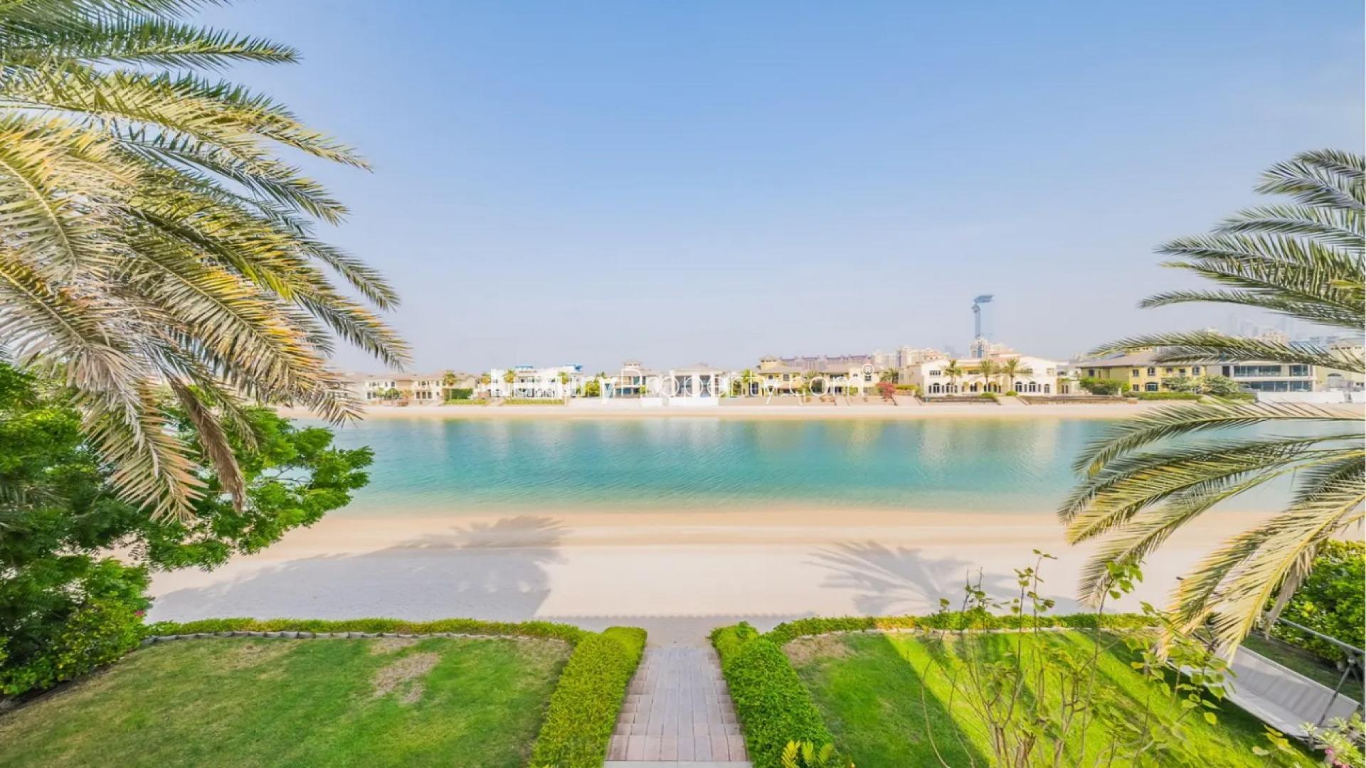 Elegant Palm Jumeirah garden villa with lush landscape, private pool, and beach access