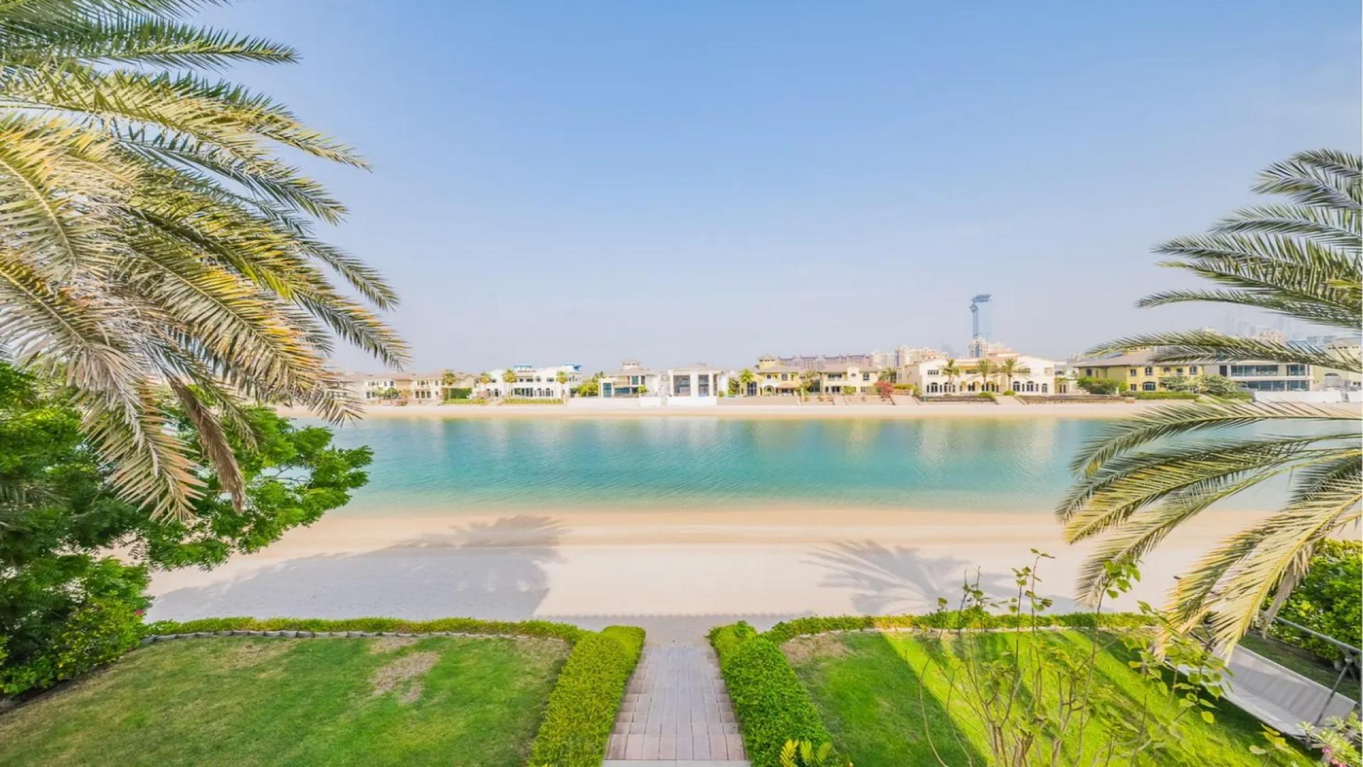 Elegant Palm Jumeirah garden villa with lush landscape, private pool, and beach access