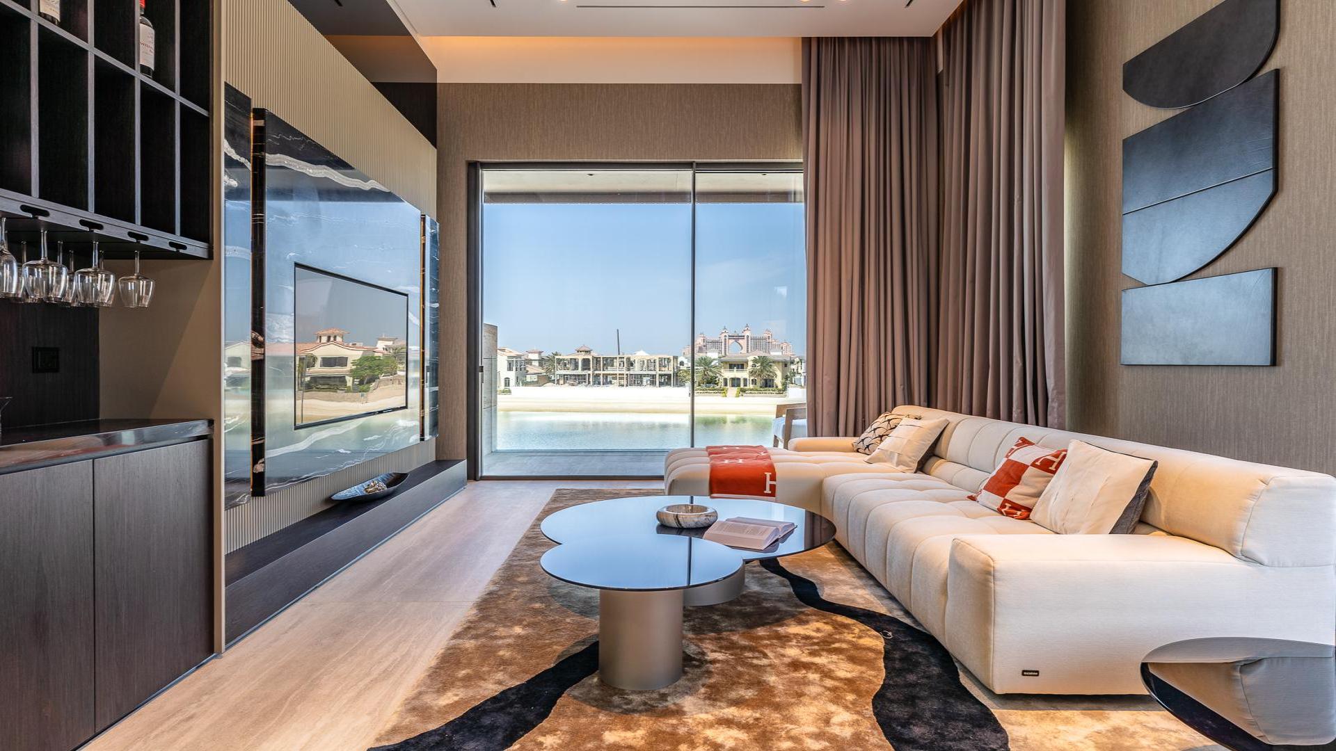 Luxurious 5-bedroom villa with pool and beachfront view in Palm Jumeirah Garden Homes