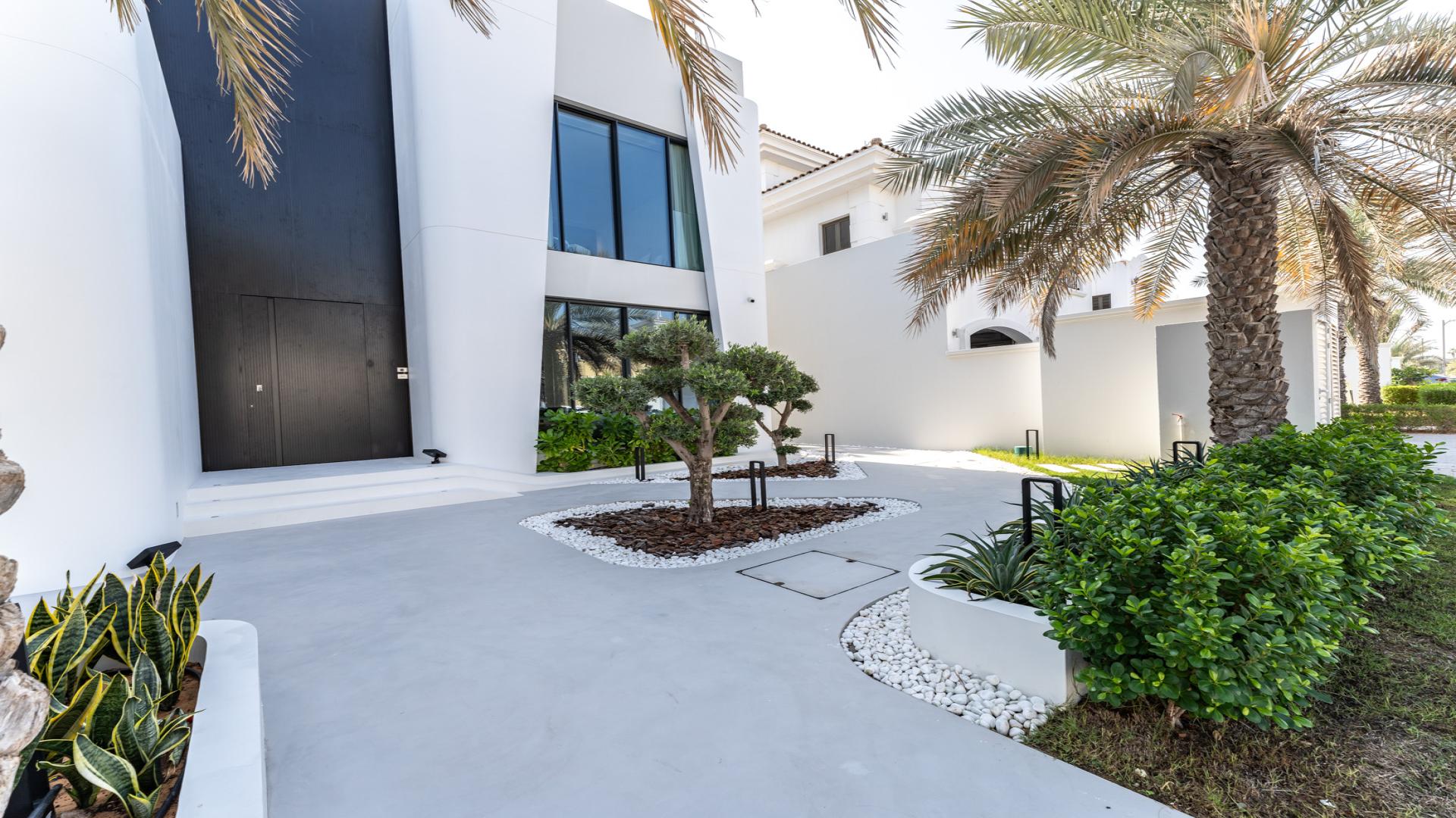 Exterior of luxury villa for sale in Garden Homes, Palm Jumeirah, with modern architecture