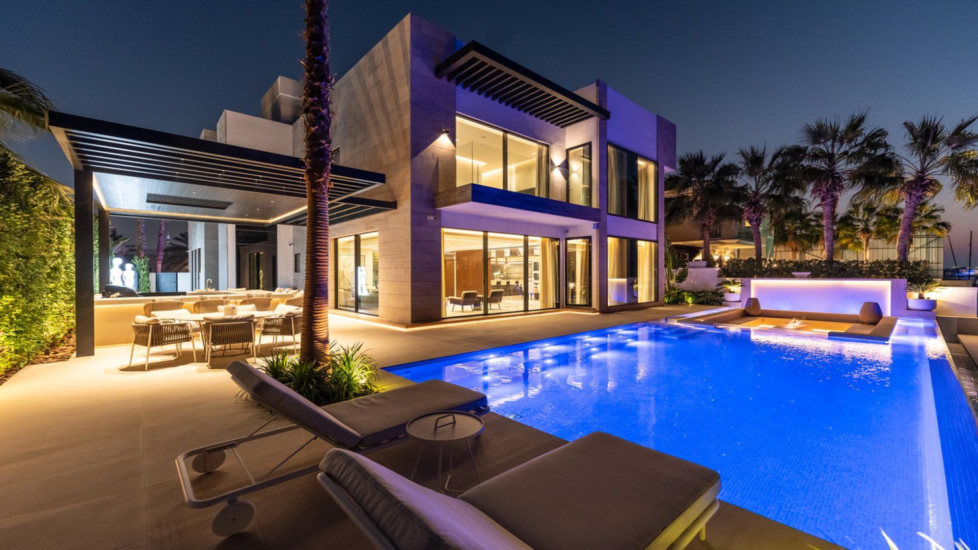 Luxury Palm Jumeirah villa with pool and sea view at sunset, for sale