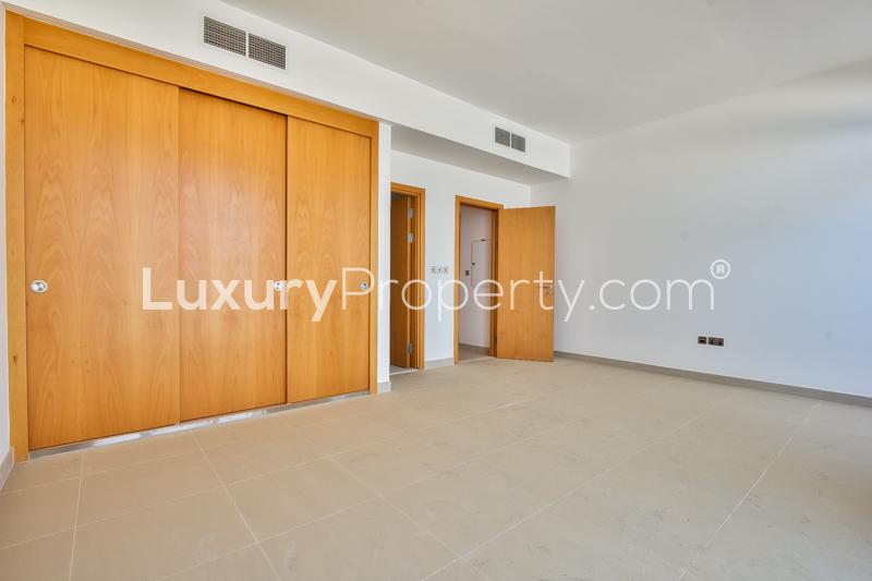 Beachfront view from Palma Residences villa, Palm Jumeirah, Dubai real estate