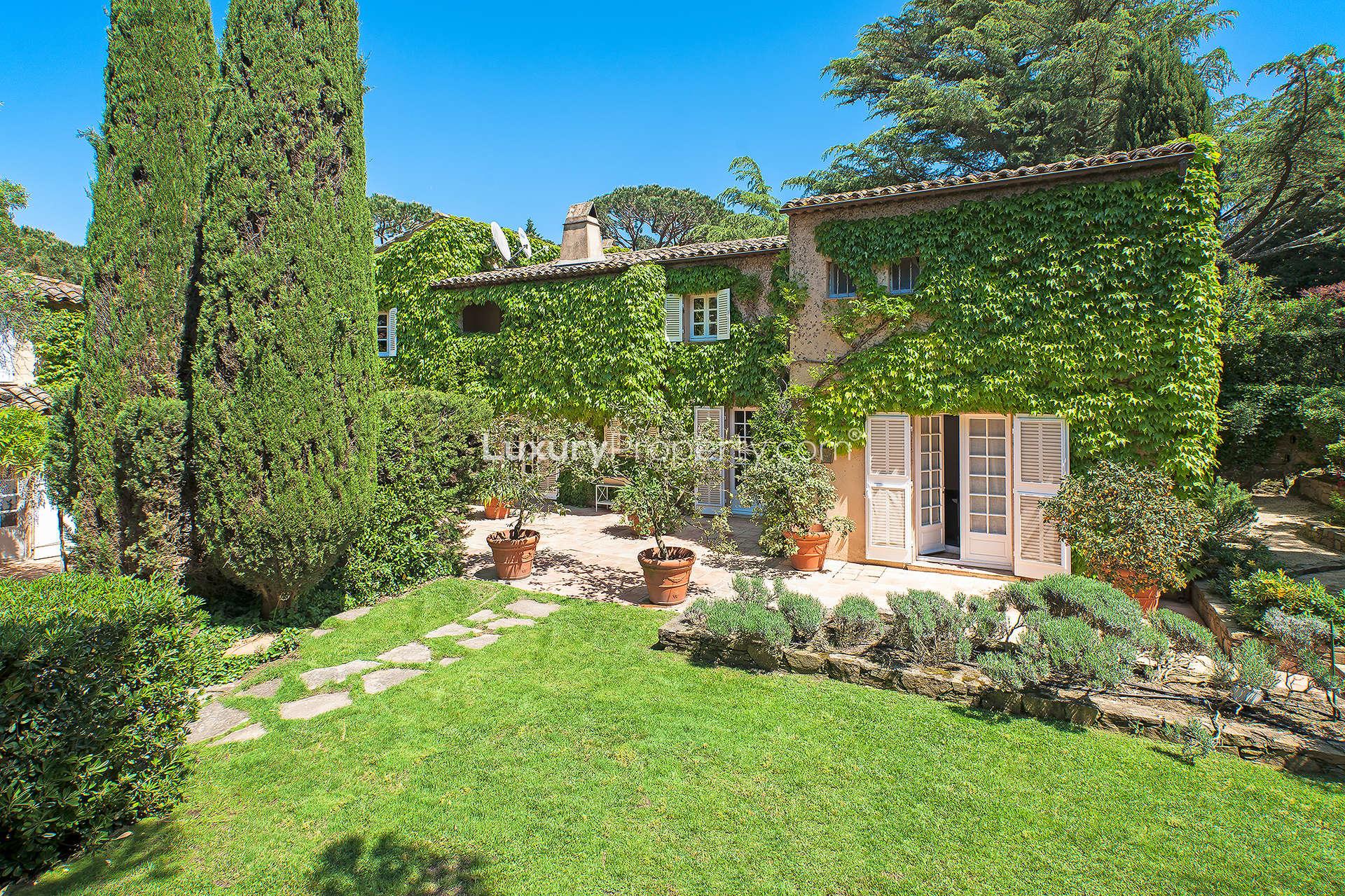 Tennis court at upgraded Provencal villa for sale in Saint-Tropez, French Riviera