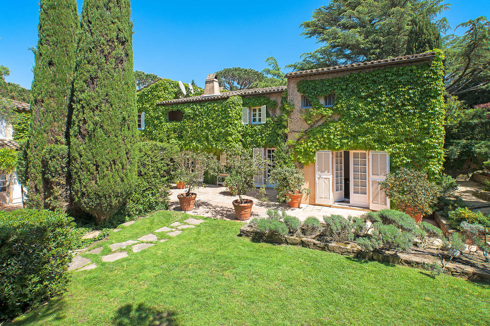 Tennis court at upgraded Provencal villa for sale in Saint-Tropez, French Riviera