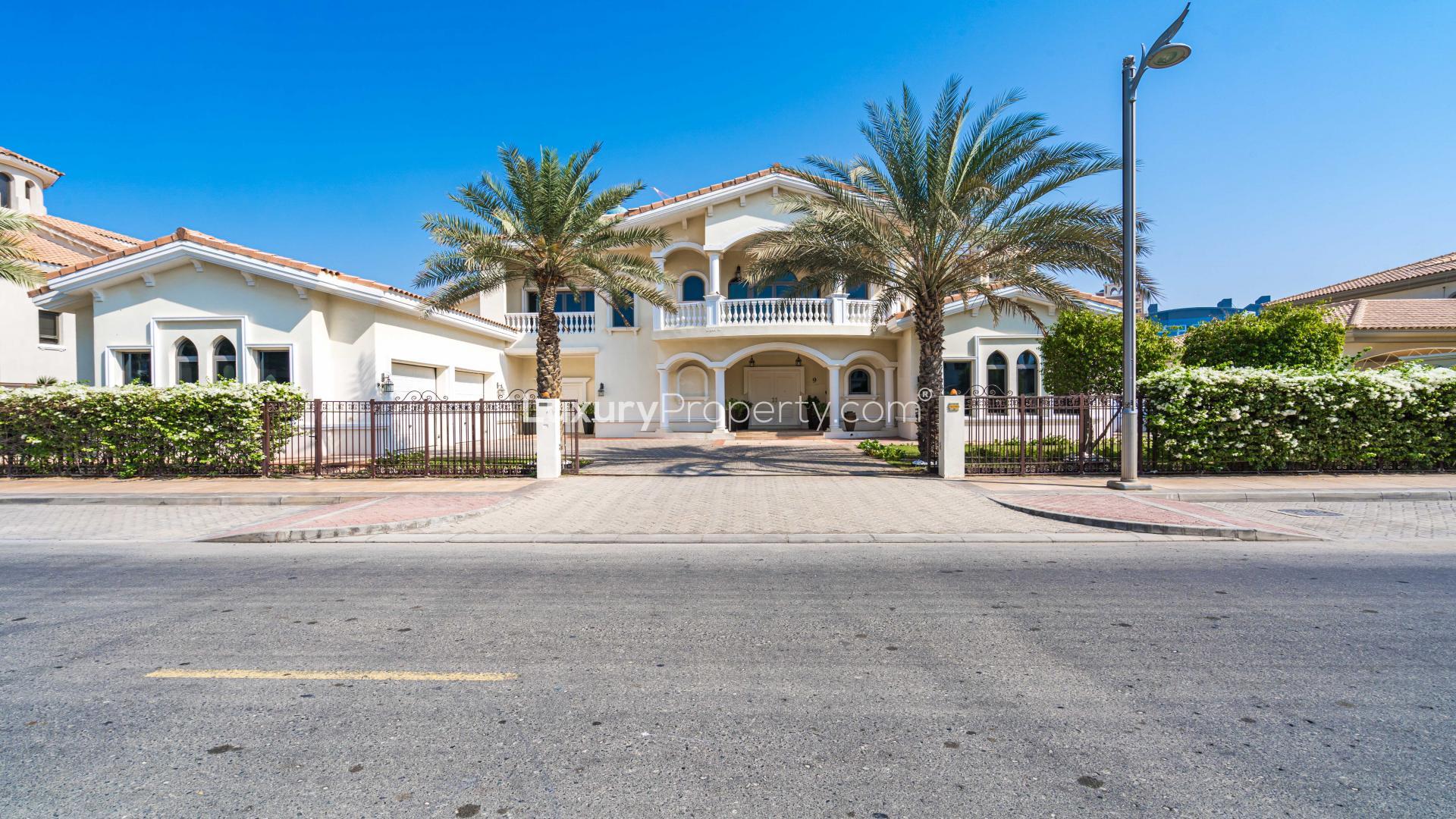 Luxury 5-bedroom villa with pool in Palm Jumeirah's Signature Villas for sale