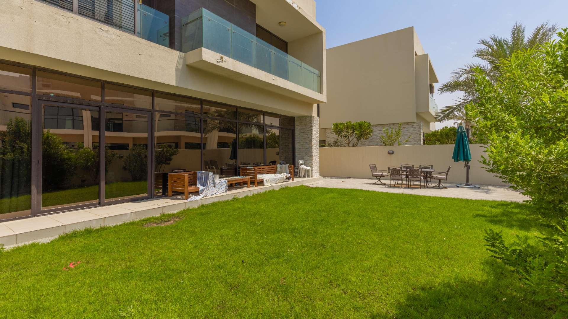 "Single row villa garden with patio furniture, trampoline in Damac Hills, The Field.",Spacious villa with large landscaped garden for sale in Damac Hills, The Field