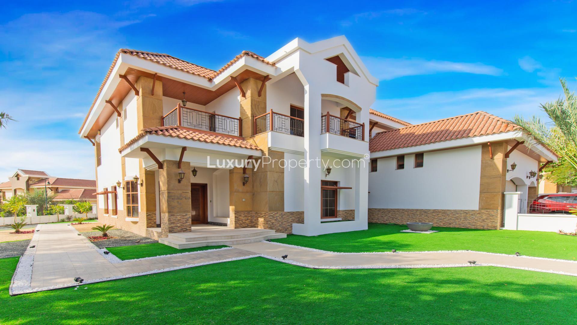 Luxury 5-bedroom villa with pool and outdoor kitchen in Jumeirah Islands, The Mansions