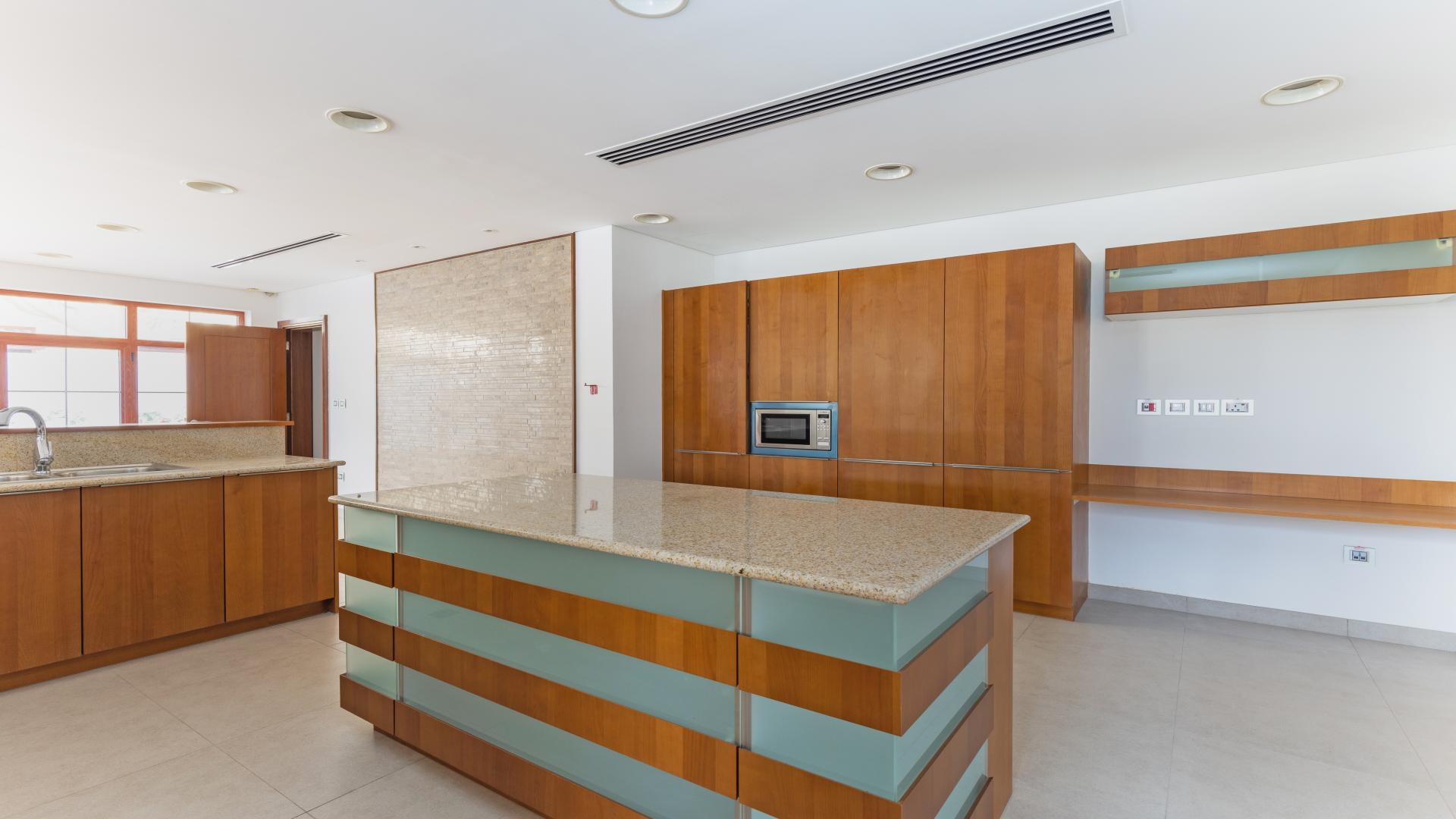 Luxury 5-bedroom villa with pool in Jumeirah Islands' The Mansions community, for sale