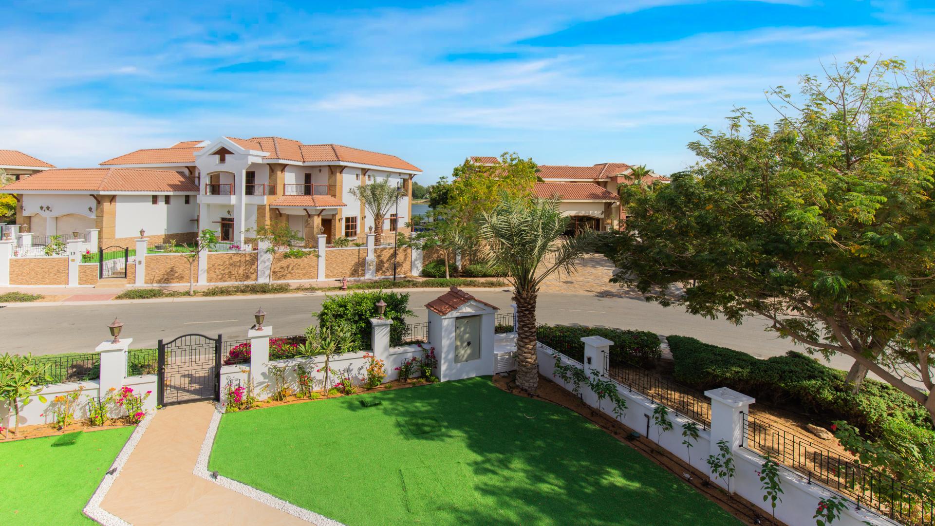 Exceptional 5-bedroom villa exterior with landscaped garden in Jumeirah Islands, The Mansions