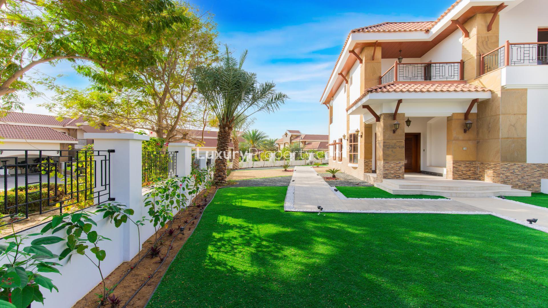 Exceptional 5-bedroom villa with pool, panoramic views in Jumeirah Islands, The Mansions